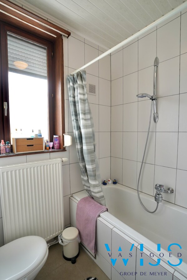 Zeer ruim en stevig woonhuis te Rieme ! 