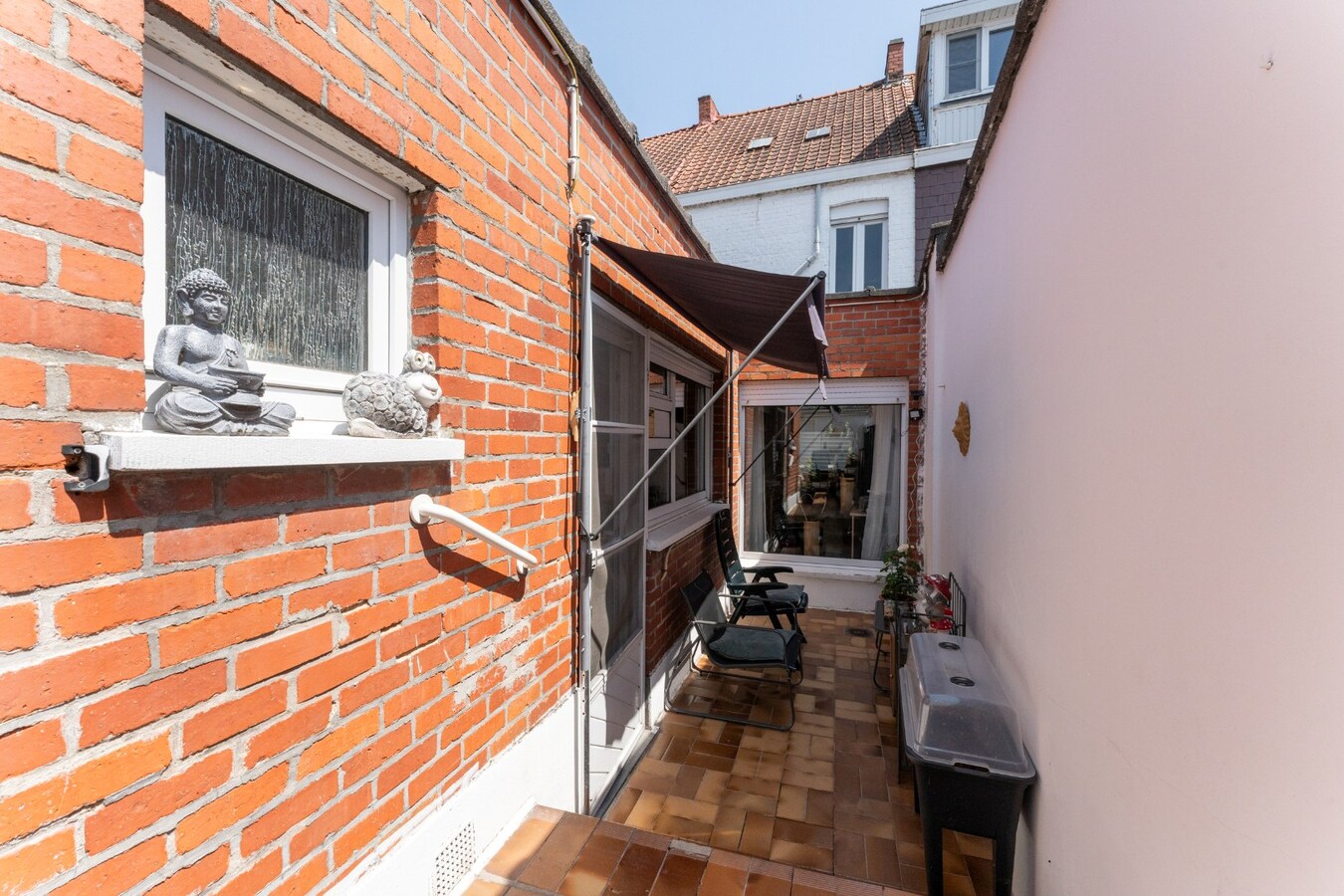 Centrale rijwoning met drie slaapkamers en terras in hartje Roeselare 