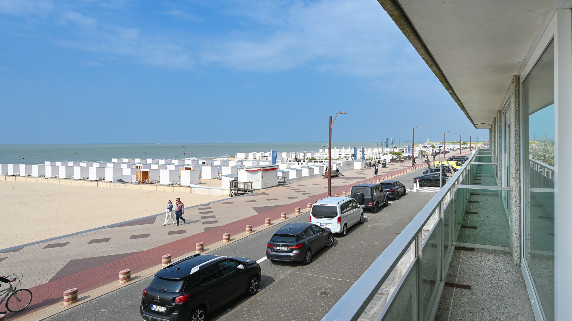Op een absolute topligging aan de zeedijk in het Zoute bevindt zich dit prachtig gerenoveerde appartement op de eerste verdieping van een standingvolle residentie, met een gevelbreedte van 5,20 meter 