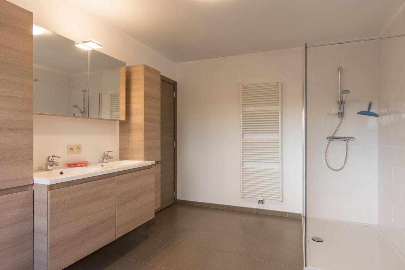 Goed gelegen recente pastoriewoning 