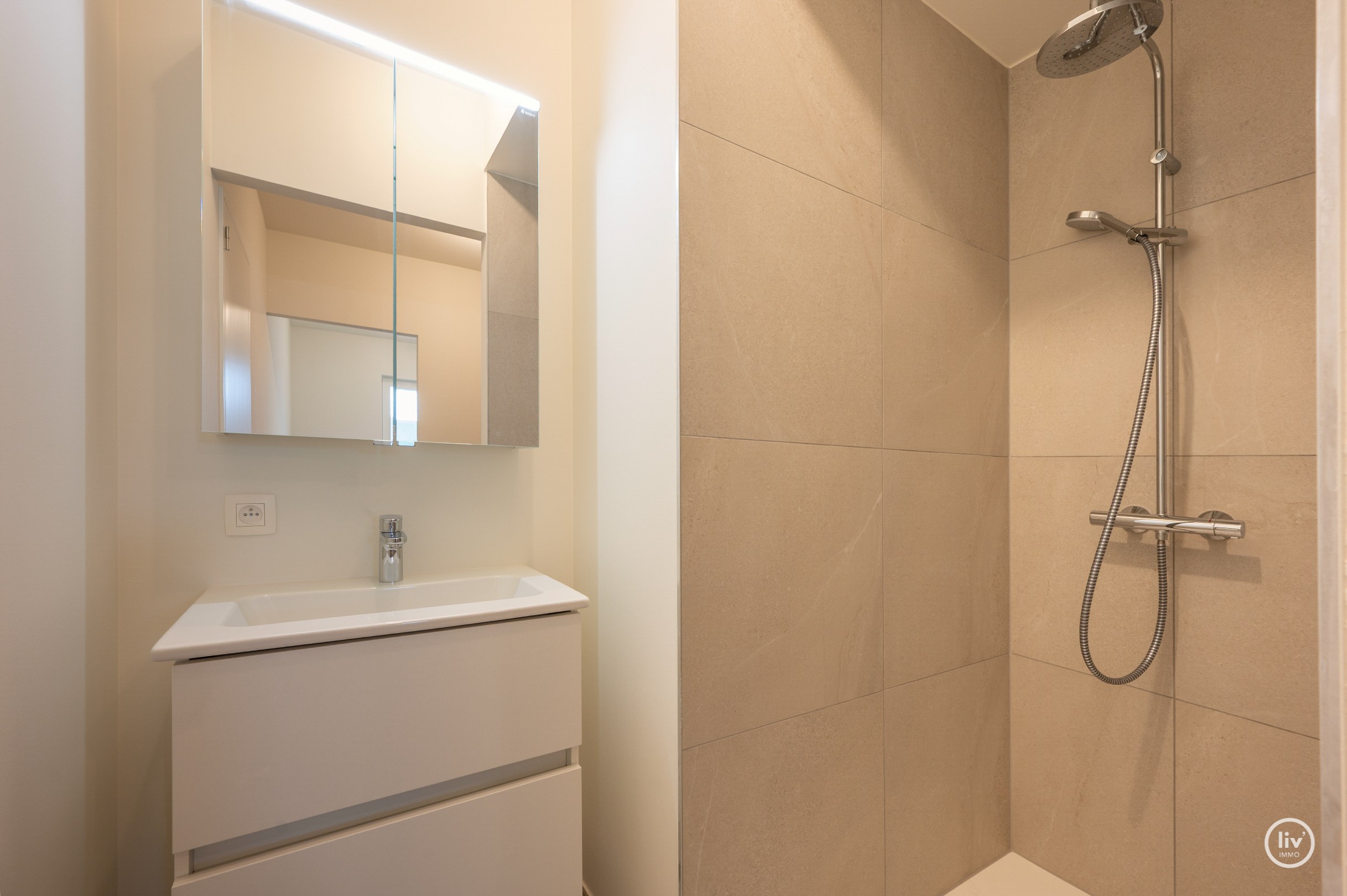 Centraal gelegen 3-kamer appartement te Res. Hoost met ruim terras genietend van zijdelings zeezicht! 