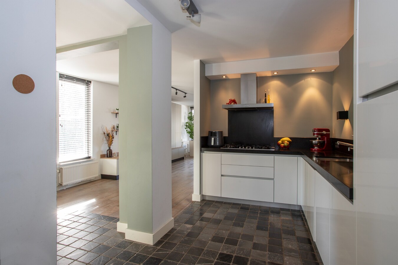 Vrijstaande woning met carport en garage gelegen op een perceel van 437 m2. 