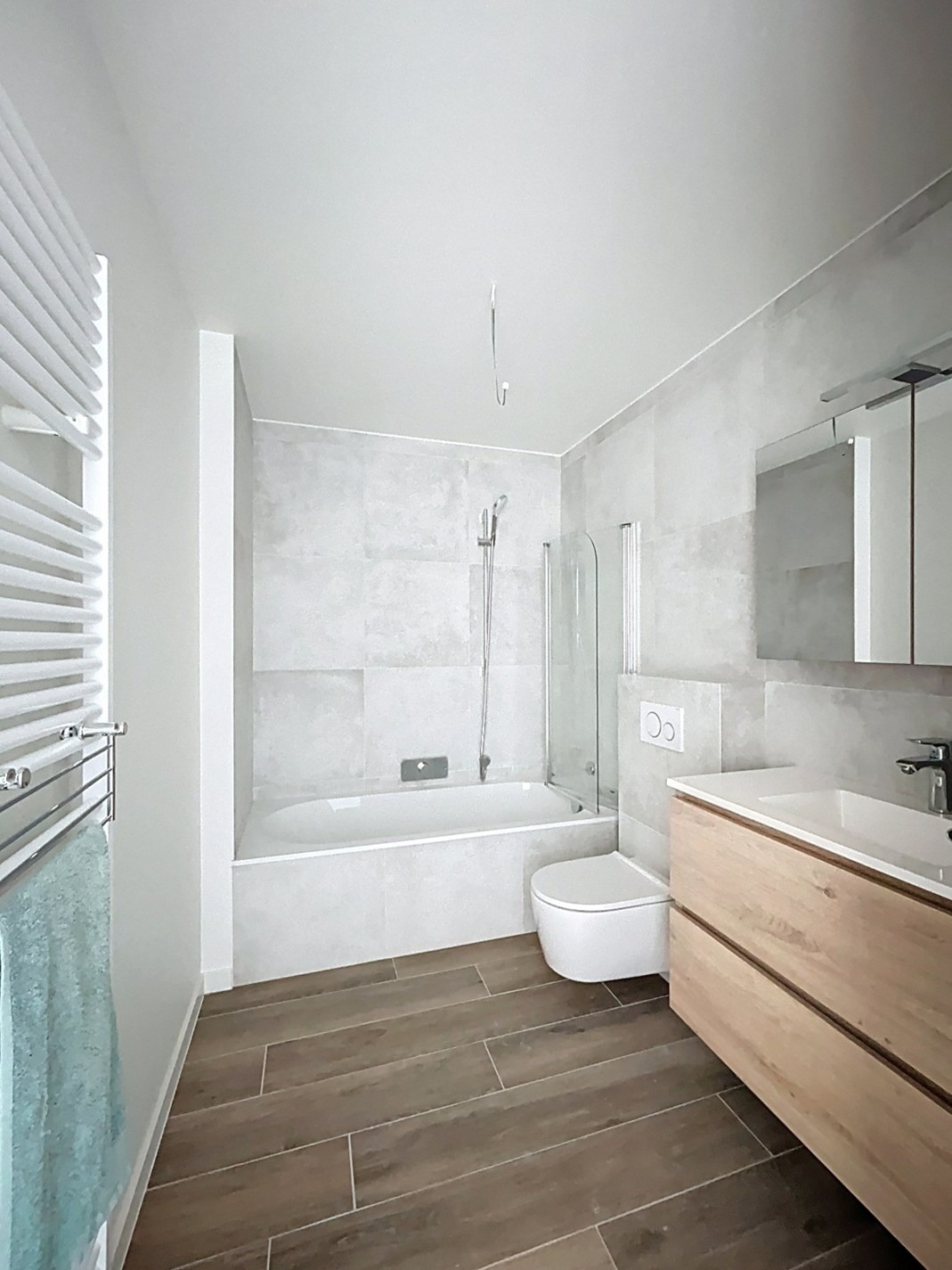 Appartement neuf haut de gamme au deuxième étage avec une vue imprenable sur la mer à vendre. 