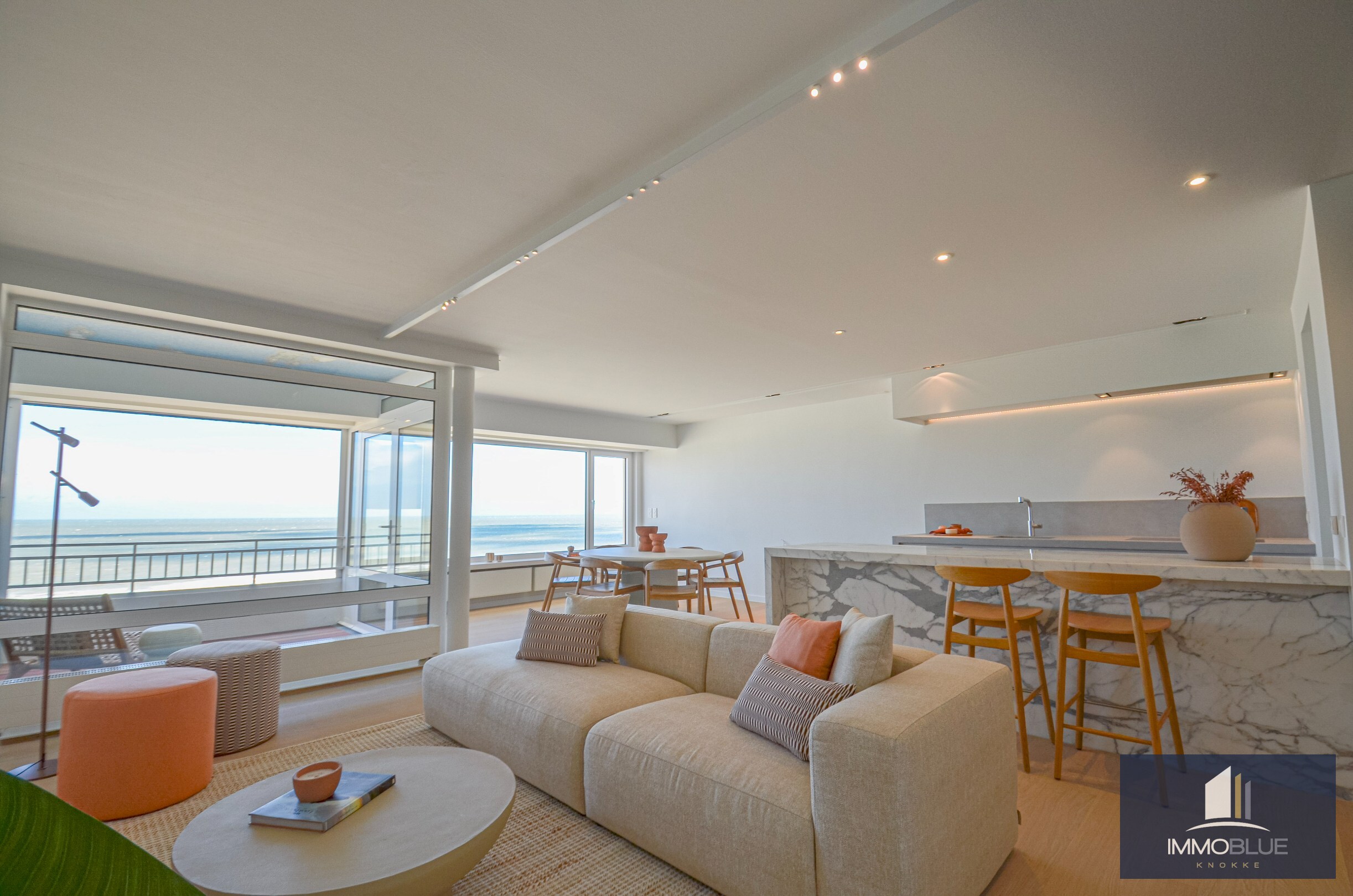 Exclusief – Stijlvol volledig gerenoveerd appartement met frontaal zeezicht. 