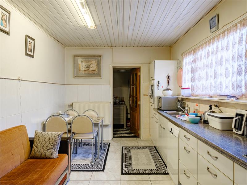 Rijwoning met 4 slaapkamers en ruim terras 