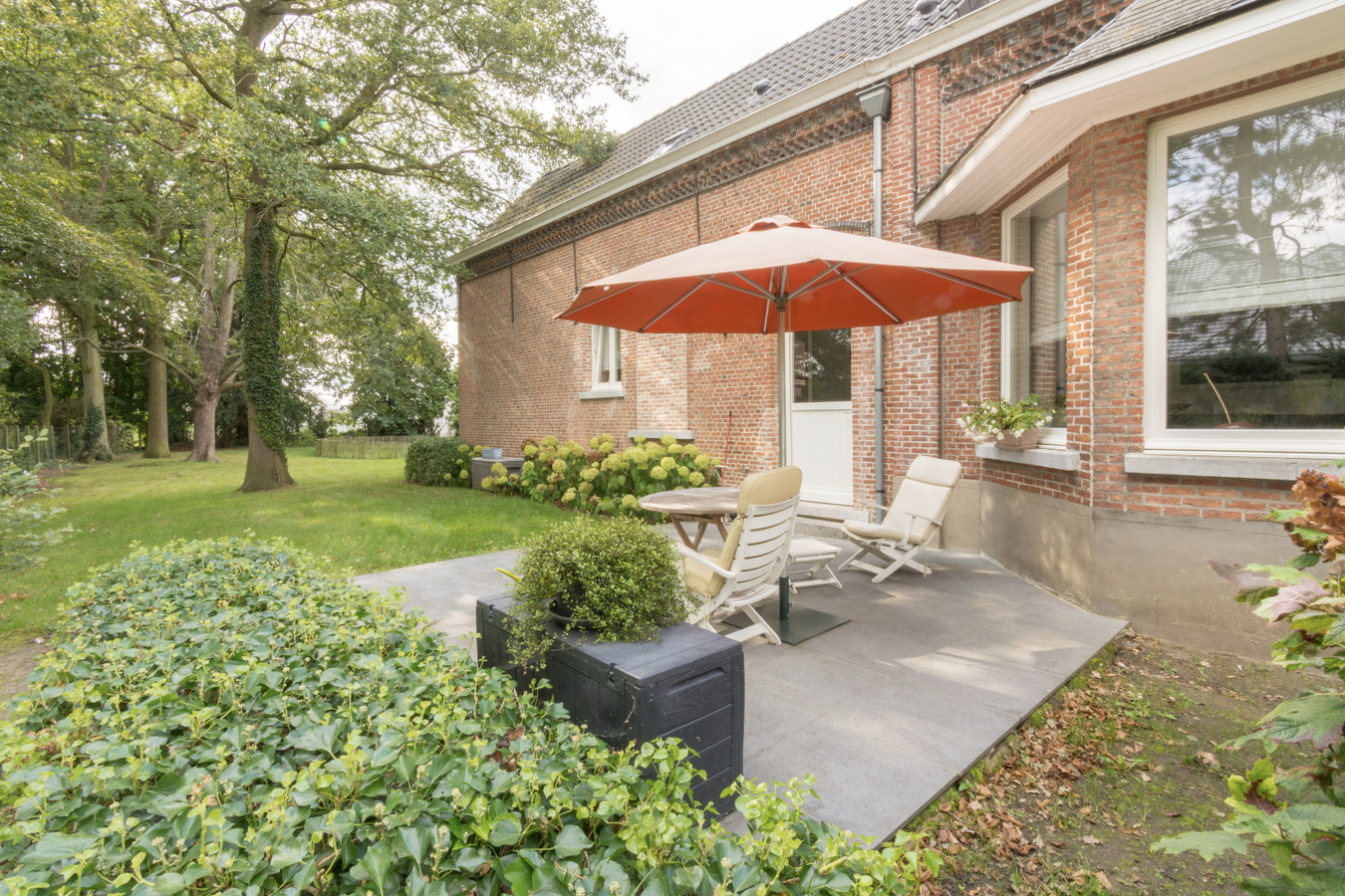 Gelijkvloers luxe 2-slk-appartement met privatieve tuin. 