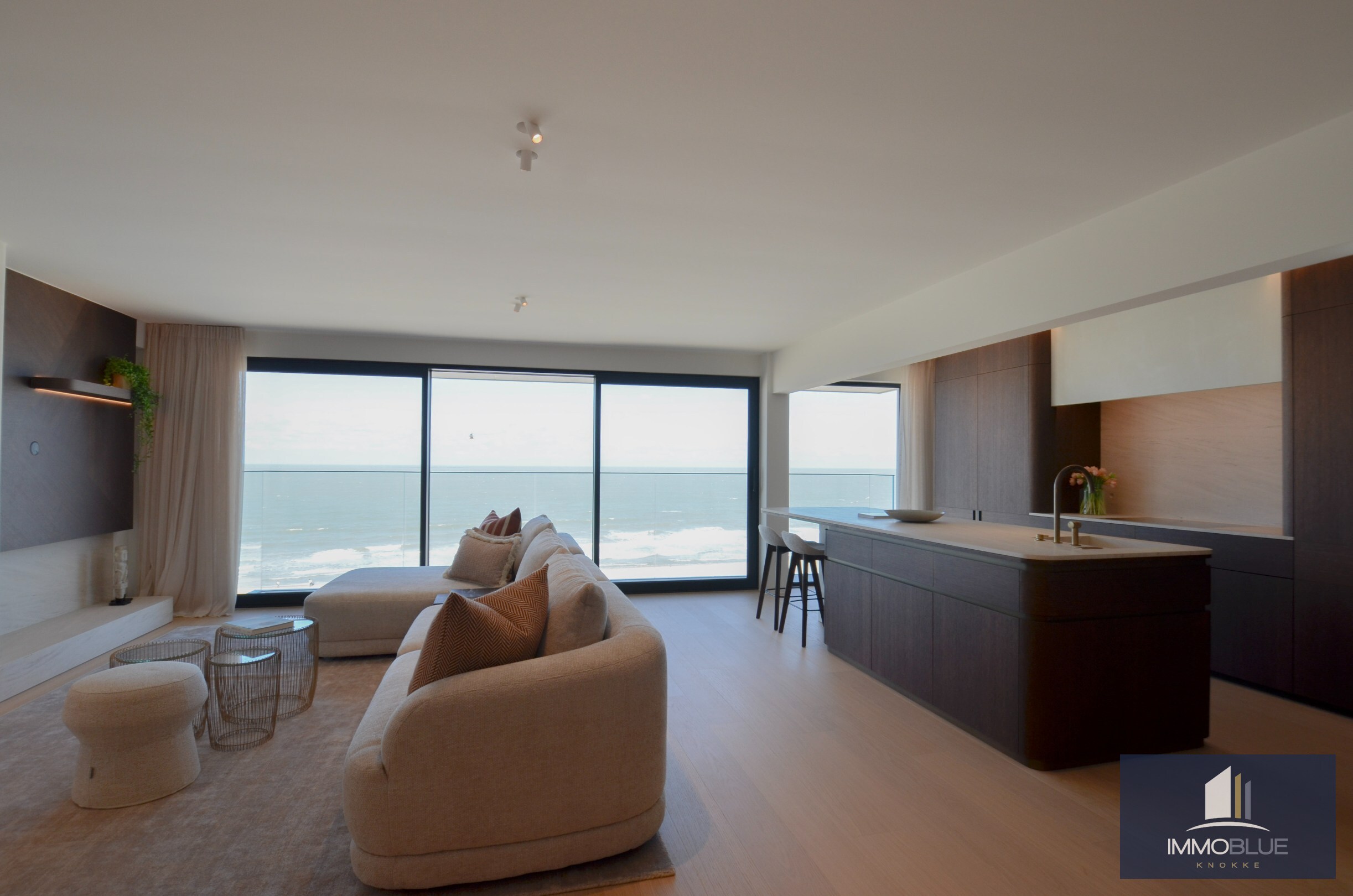 Uitzonderlijk gerenoveerd appartement met frontaal zeezicht in het Zoute. 