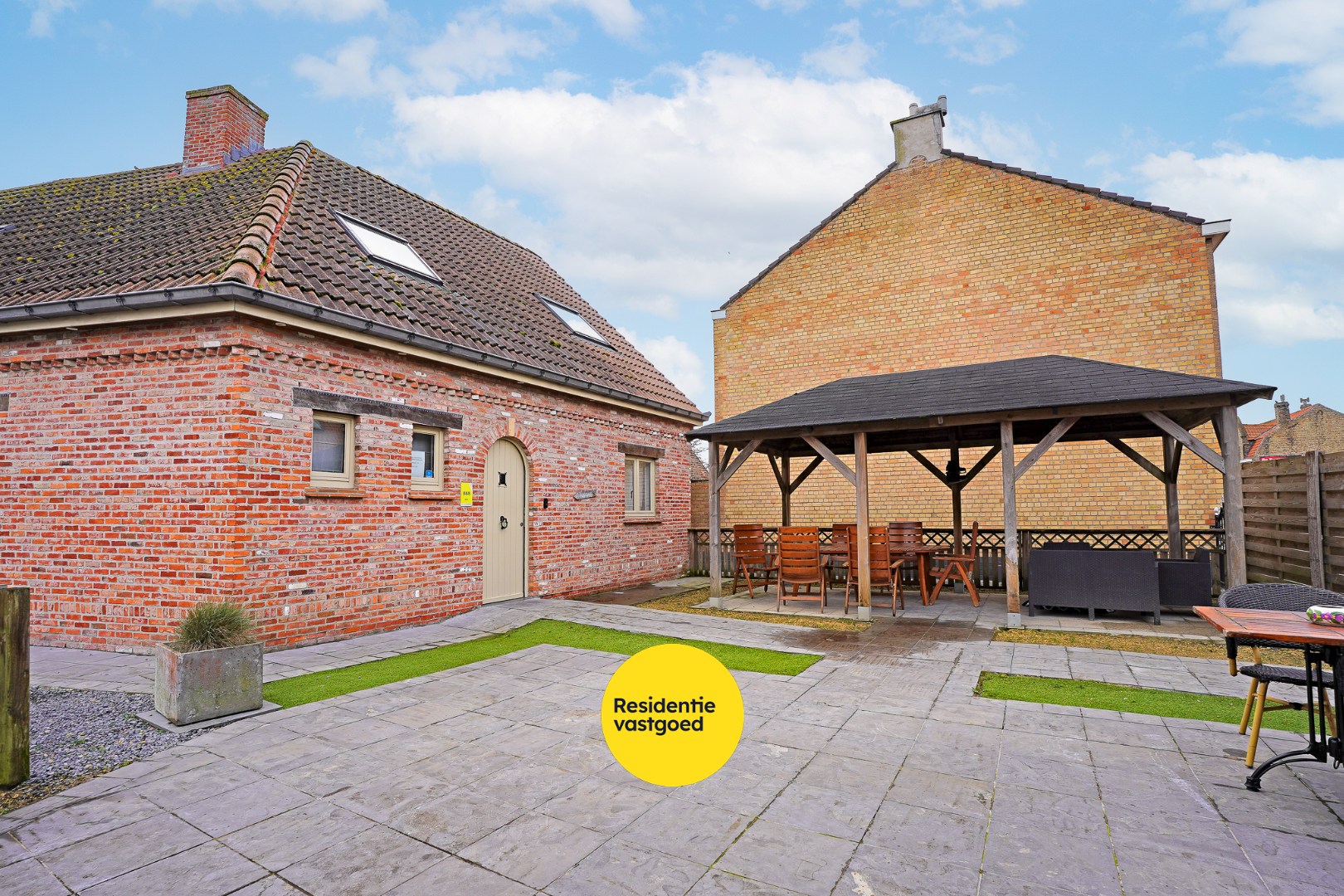 Instapklare halfopen bebouwing (2009) te Ramskapelle op 244 m². 