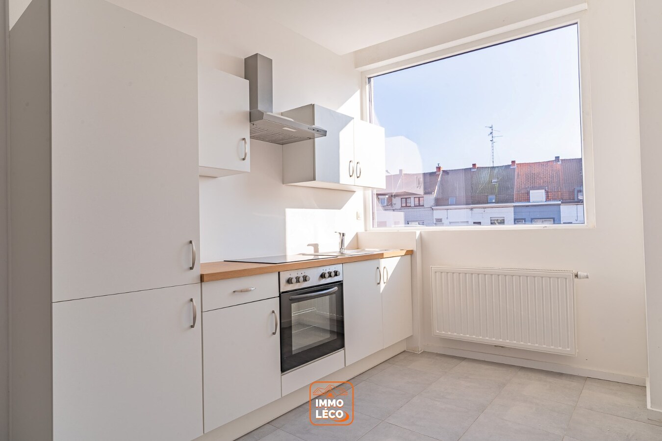 Maison entièrement rénovée tout récemment avec 3 chambres et terrasse! 