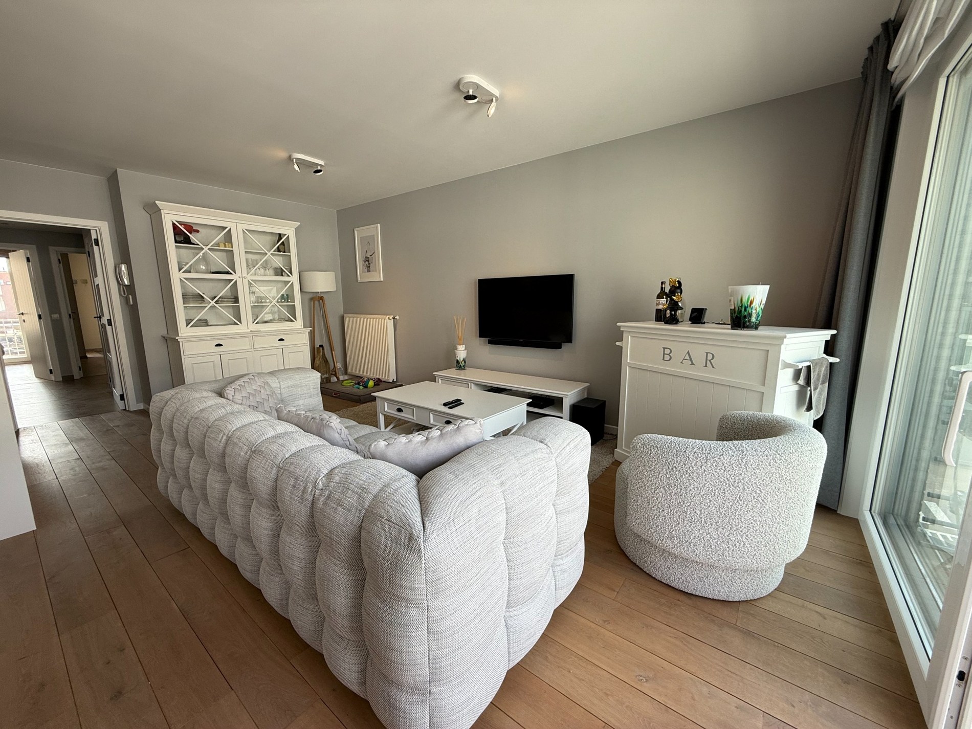 MEUBLÉ - Appartement récemment rénové et bien fini de 2 chambres à coucher, situé de manière centrale sur l'avenue Bayaux à Knokke. 