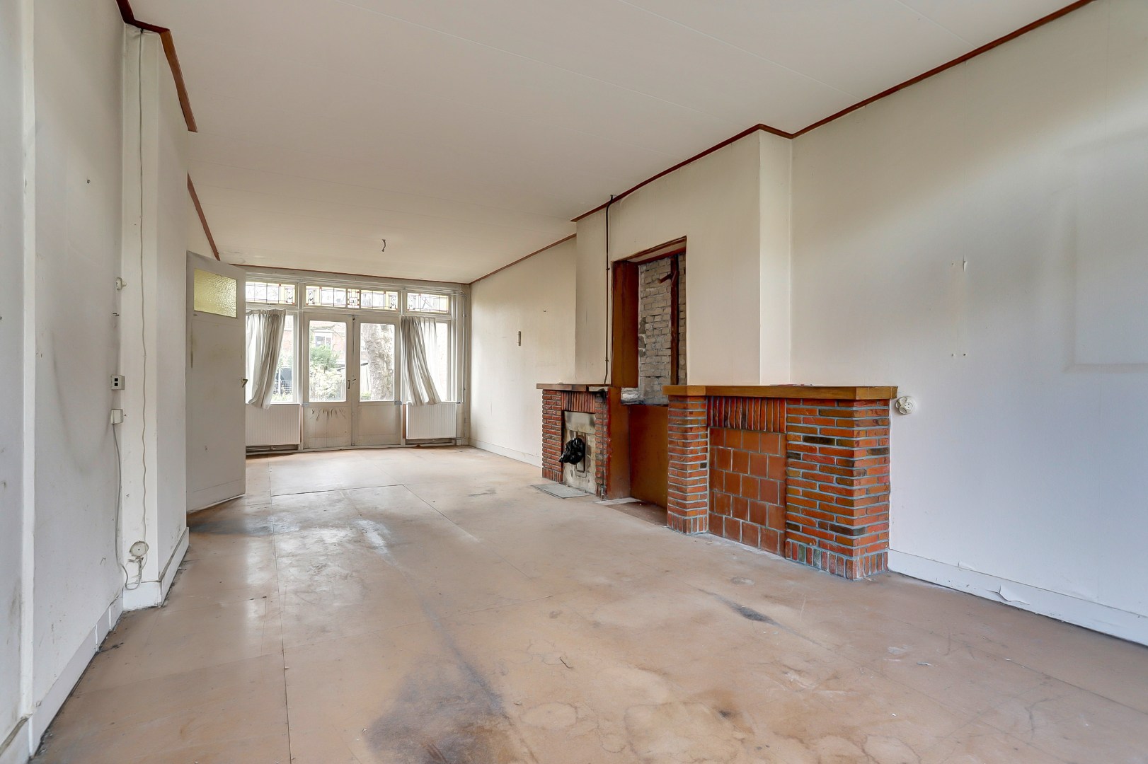 Unieke kans?! Zelf transformeren vanuit de vorige eeuw naar uw eigen hedendaagse smaak, dat kan met deze 5-kamer tussenwoning met 20m diepe tuin! 