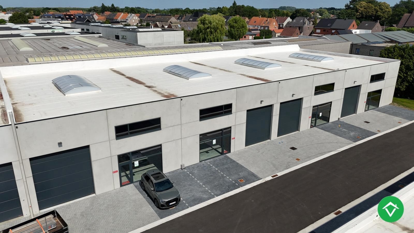 Loods te koop – 246 m² met 2 parkeerplaatsen inbegrepen op de industriezone te Ichtegem 