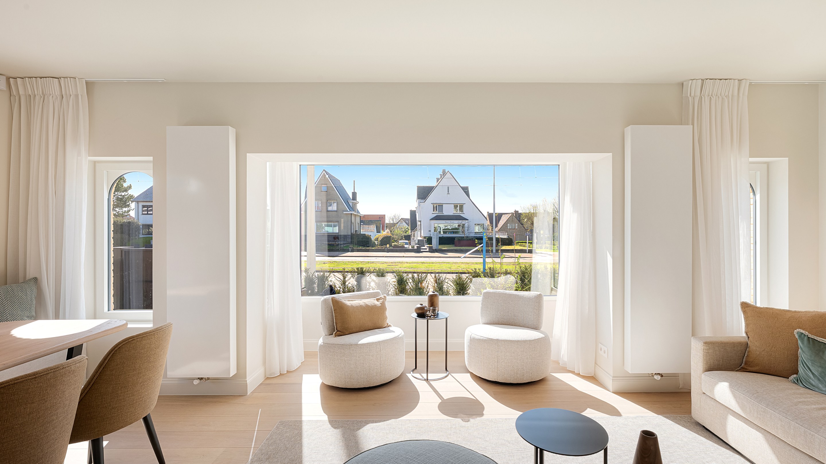 Op een uitmuntende locatie in Duinbergen, op wandelafstand van het strand en de duinen, bevindt zich deze prachtig en hoogwaardig gerenoveerde koppelvilla. 