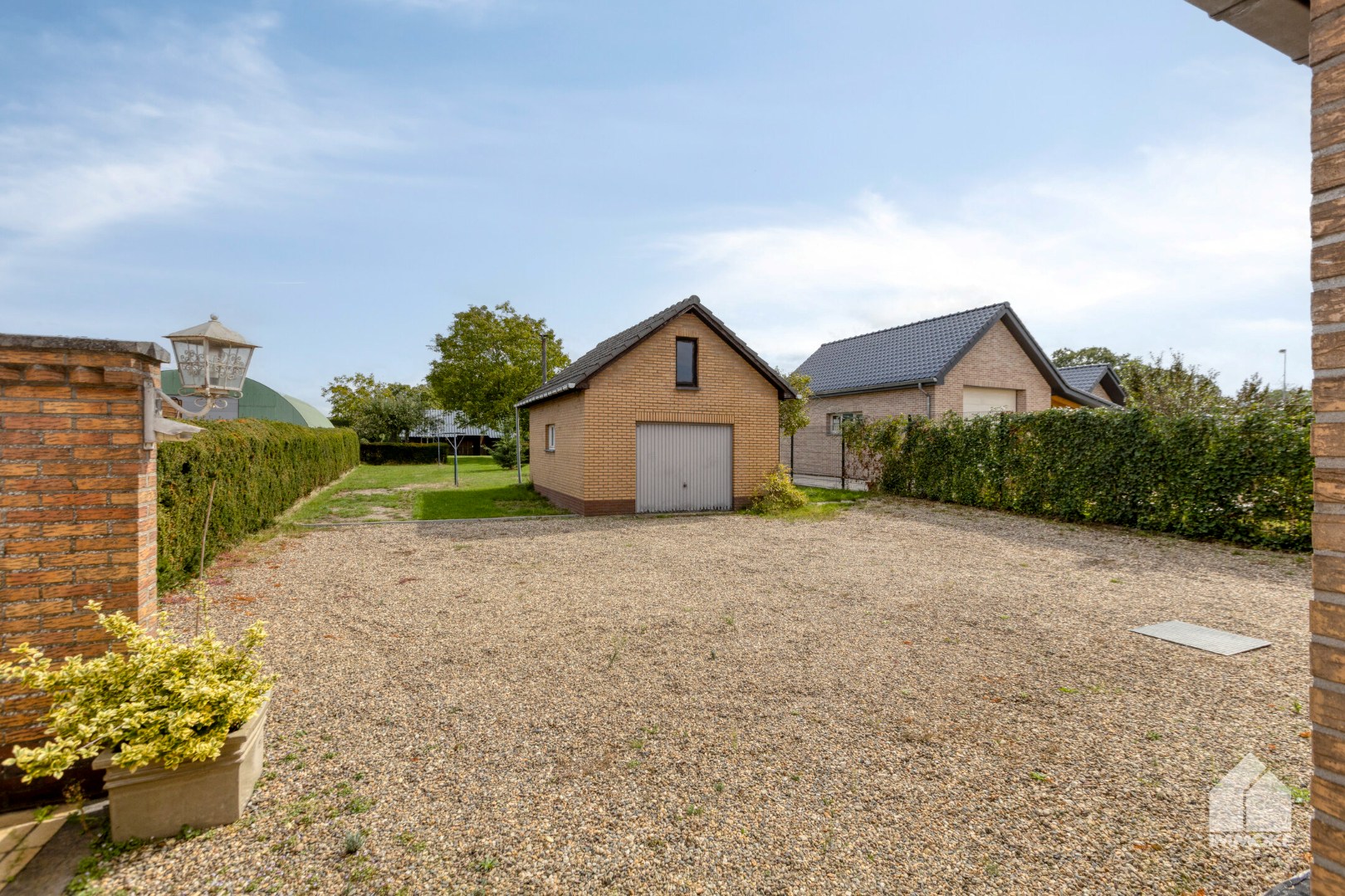 Te renoveren, gelijkvloerse woning op 13a 60ca met 2 slpk en garage. 