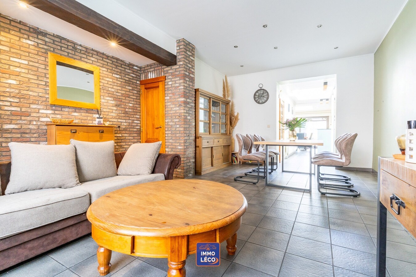 Maison rénovée érigée sur un terrain de 1448m² avec grand parking privatif, TOP SECTEUR 