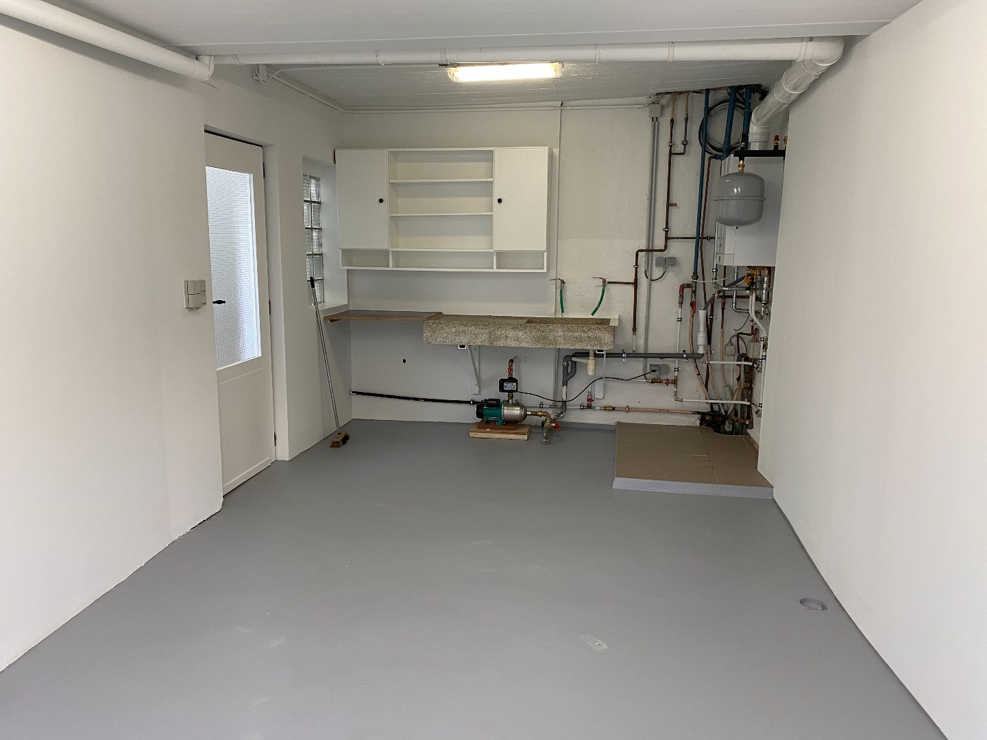 Verrassend ruime en gerenoveerde stadswoning met garage en uitweg! 