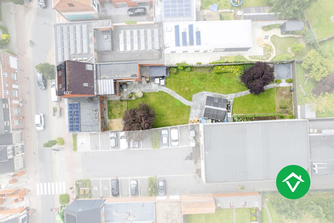 Halfopen woning te koop met dubbele garage in het centrum van Zarren 