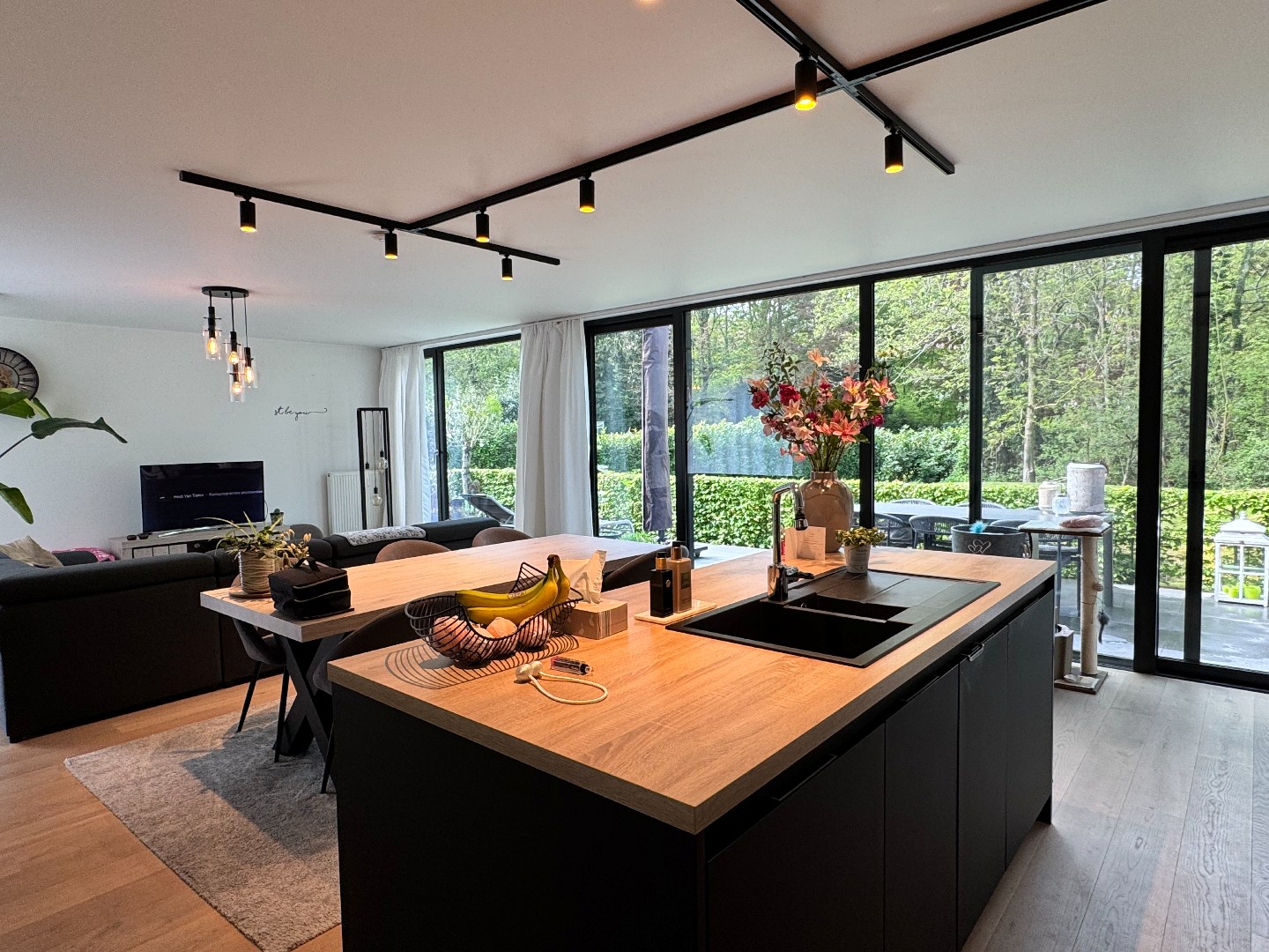 Prachtig zonnig en energievriendelijk appartement op het gelijkvloers met dubbele garage. 