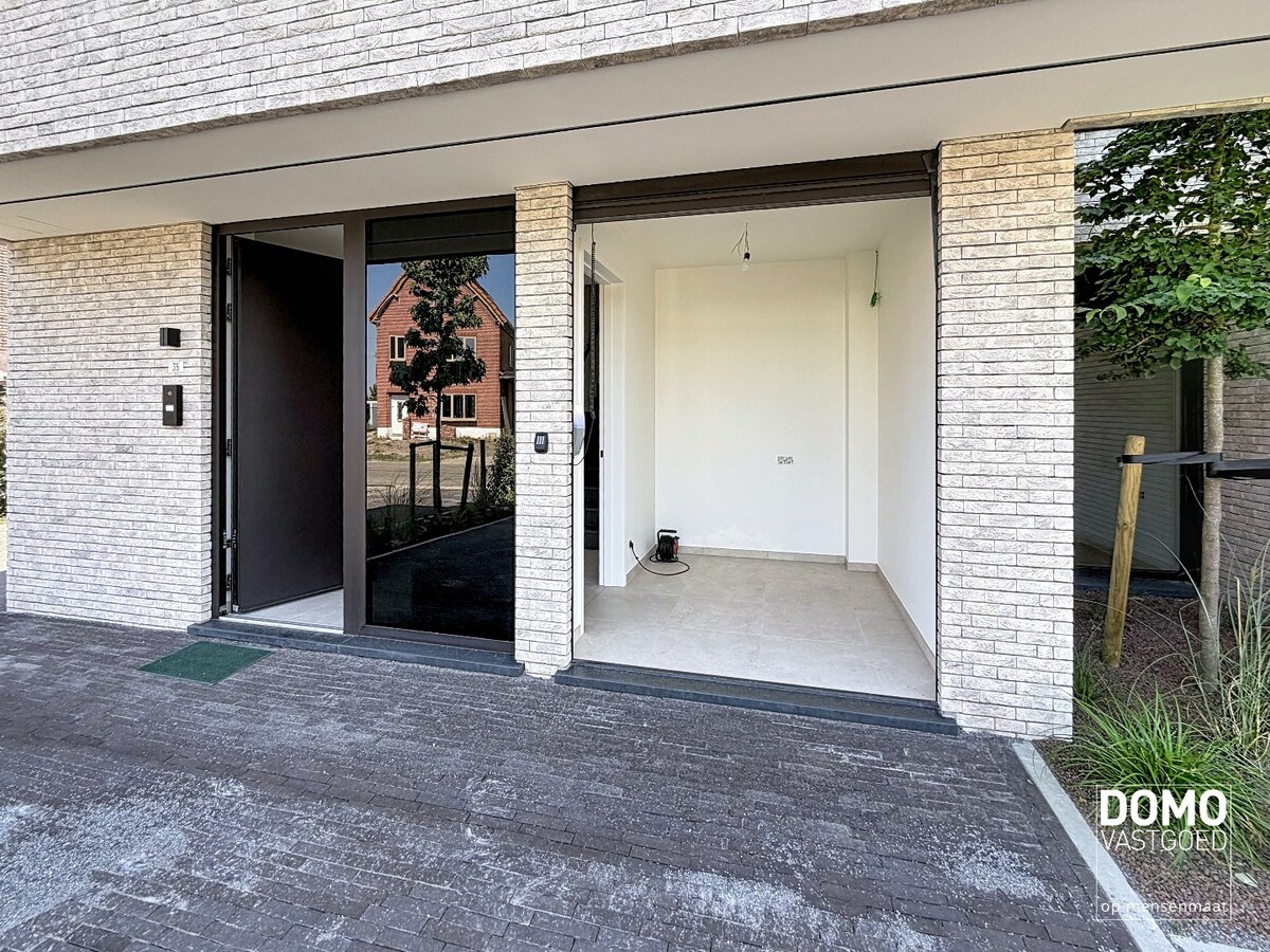 HOOGWAARDIG AFGEWERKT APPARTEMENT VAN 122,50 M² MET 2 SLAAPKAMERS, RUIM TERRAS EN PARKEERPLAATS TE CENTRUM TUILT 