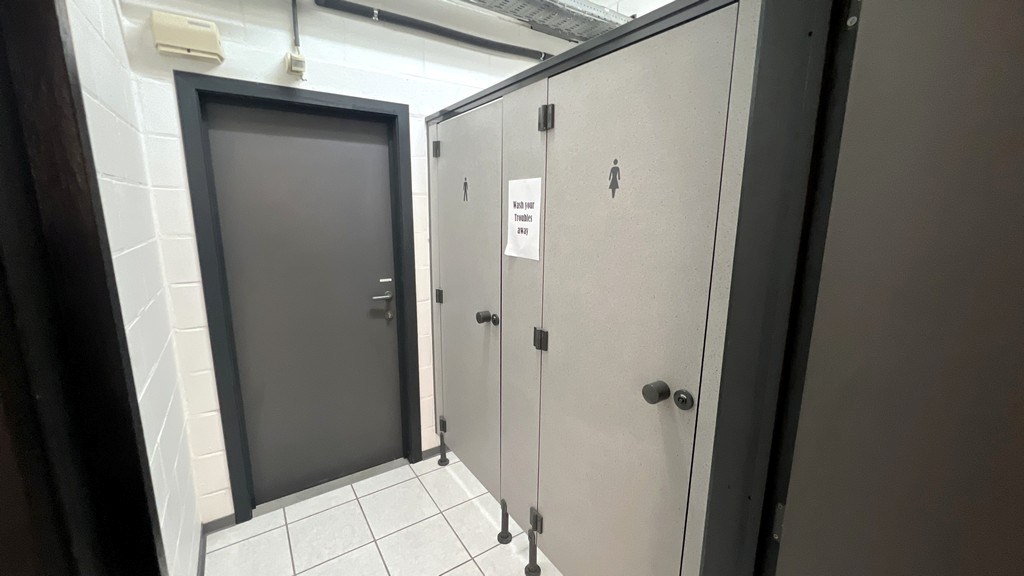 Bedrijfspand te huur in bedrijvenzone vlakbij E17 in Lokeren