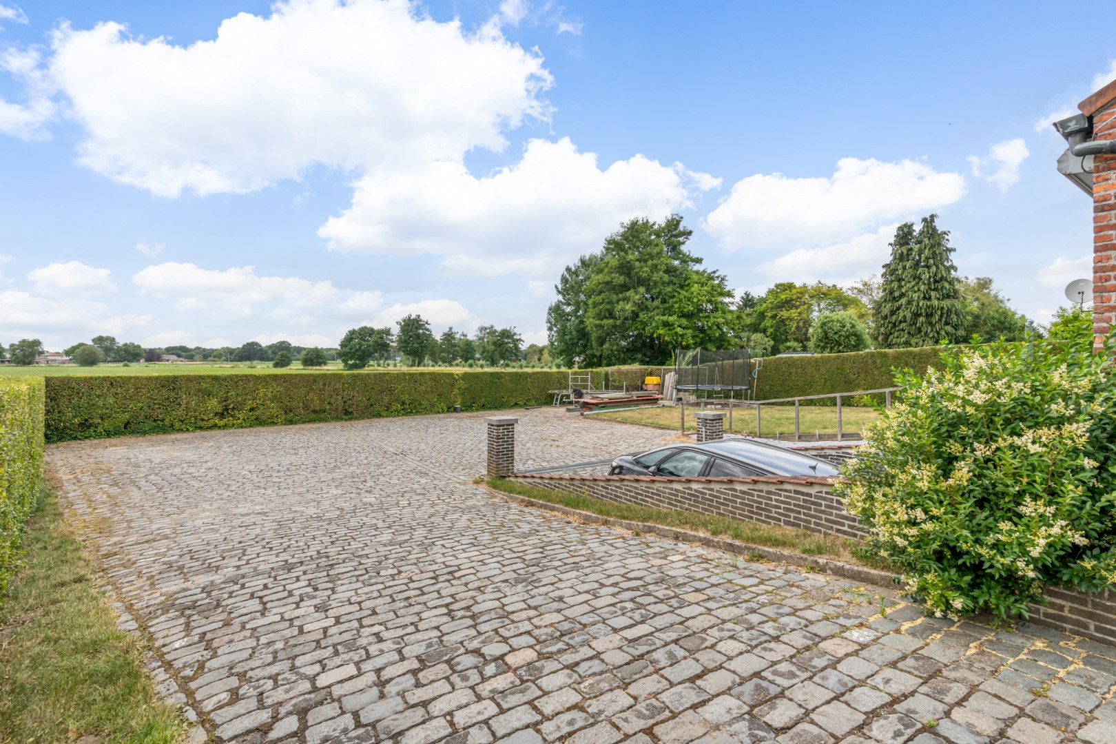 Ruime gezinswoning met 5 slaapkamers en 319 m² bew. opp. te Westerlo! 