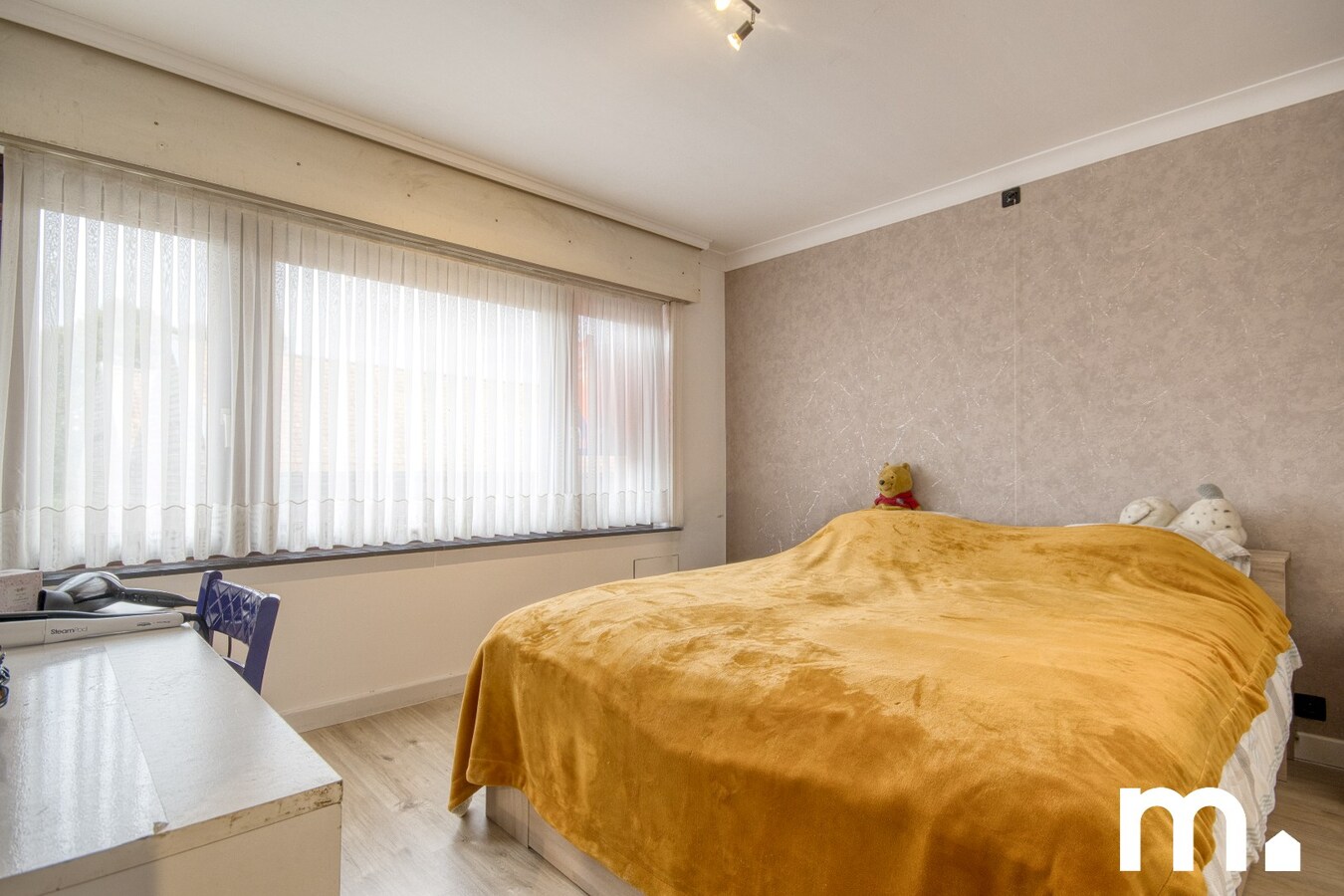 Ruime, centraal gelegen gezinswoning met garage te koop in Wevelgem ! 