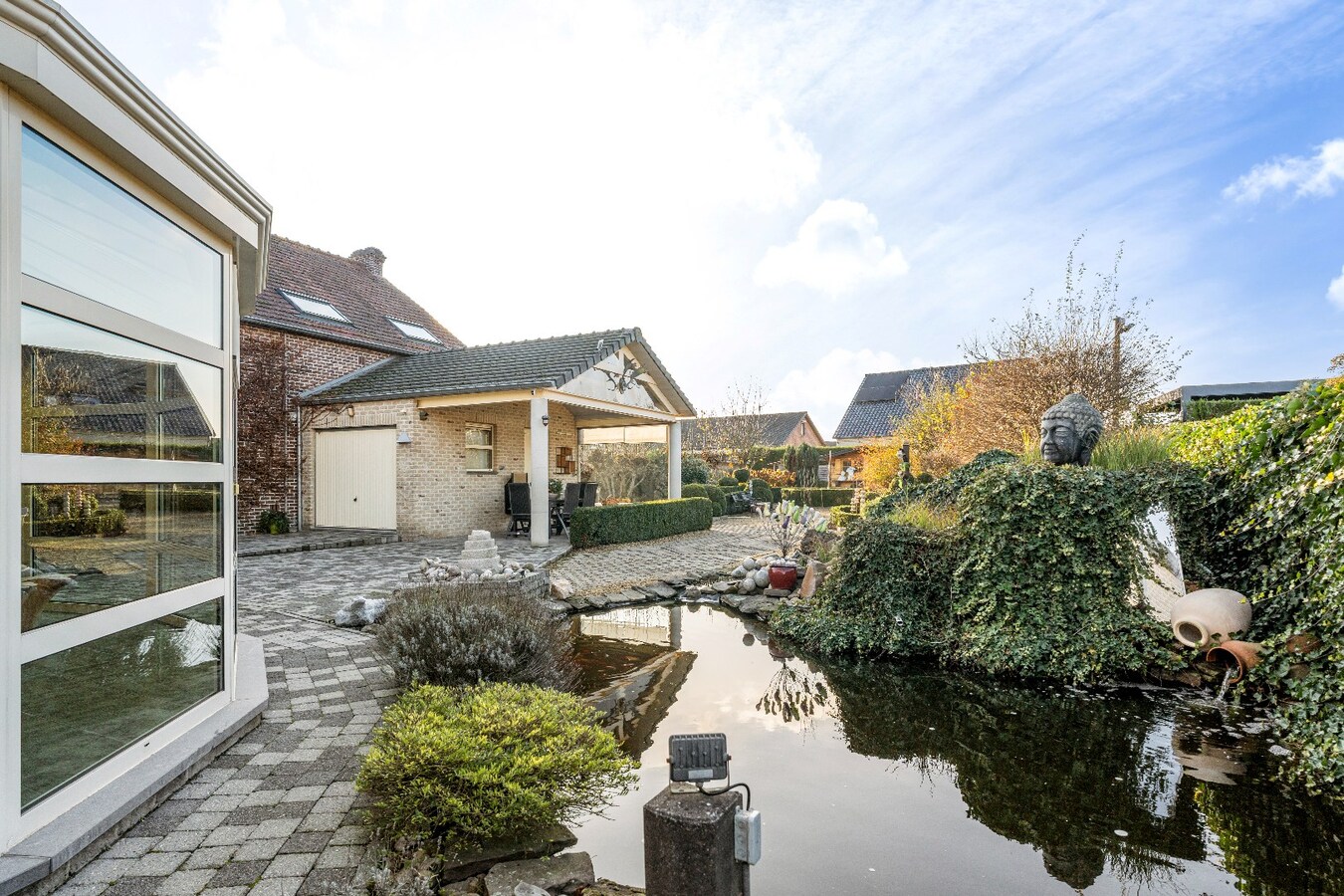 Duurzame, veelzijdige woning met karakter, energiezuinig comfort én prachtige tuin, op toplocatie. 