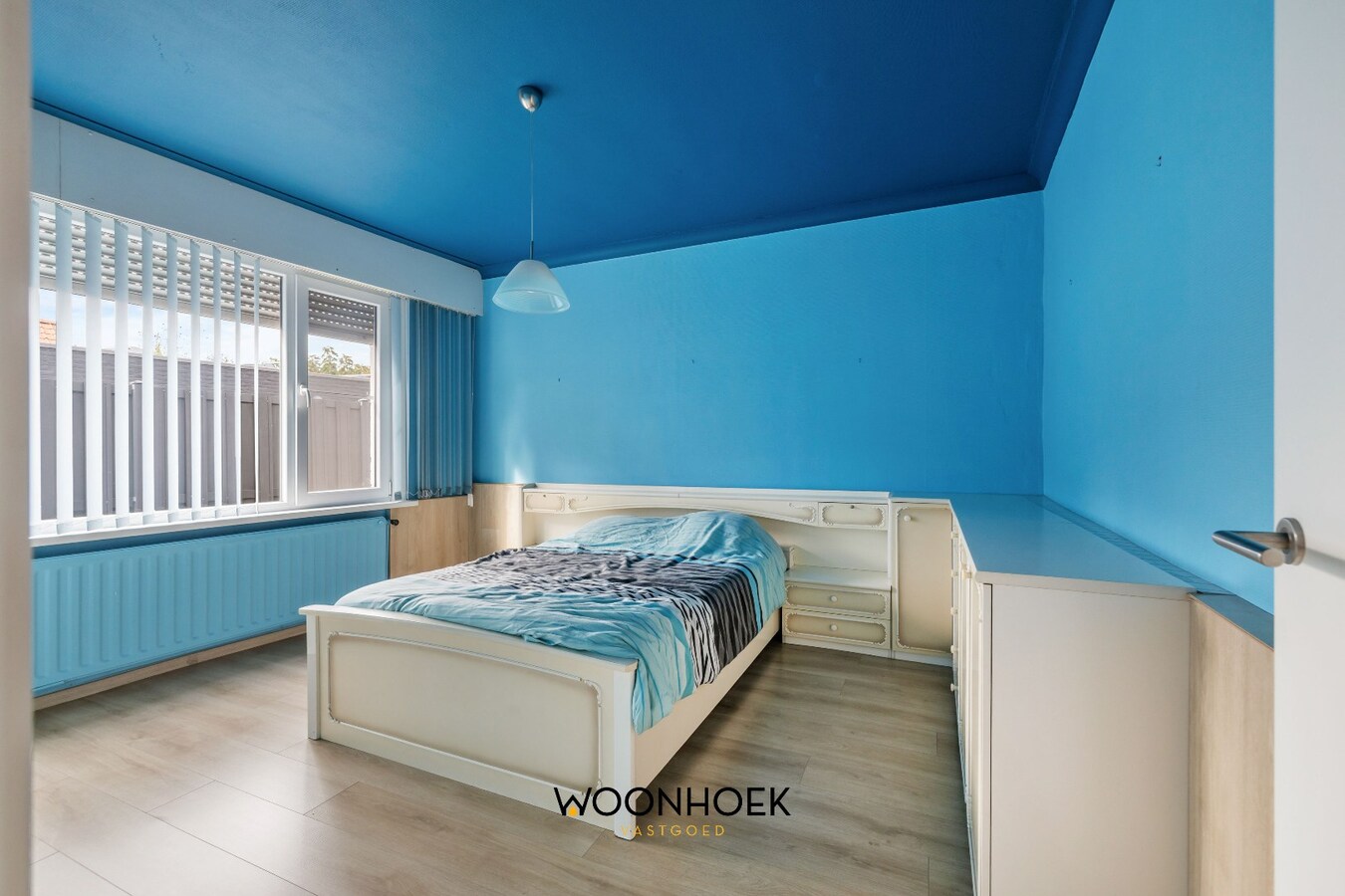 Halfopen bebouwing met 3 slaapkamers &amp; zij-ingang. 