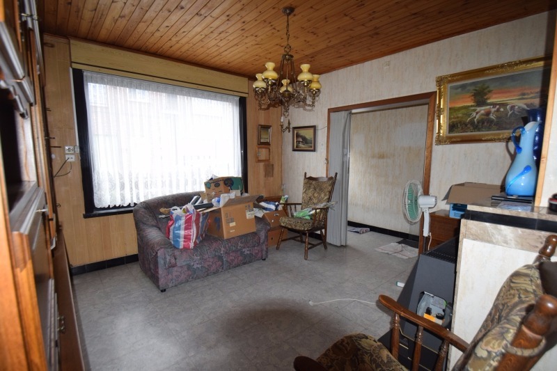 Grondig op te knappen woning met tuin, op toffe ligging. 