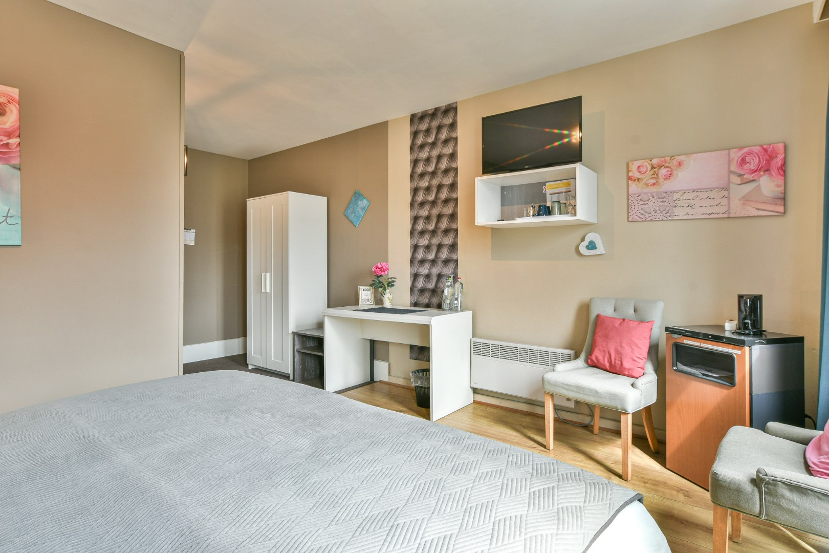 Unieke investeringskans: karaktervol hotel met 18 kamers &amp; woonmogelijkheden te koop! 