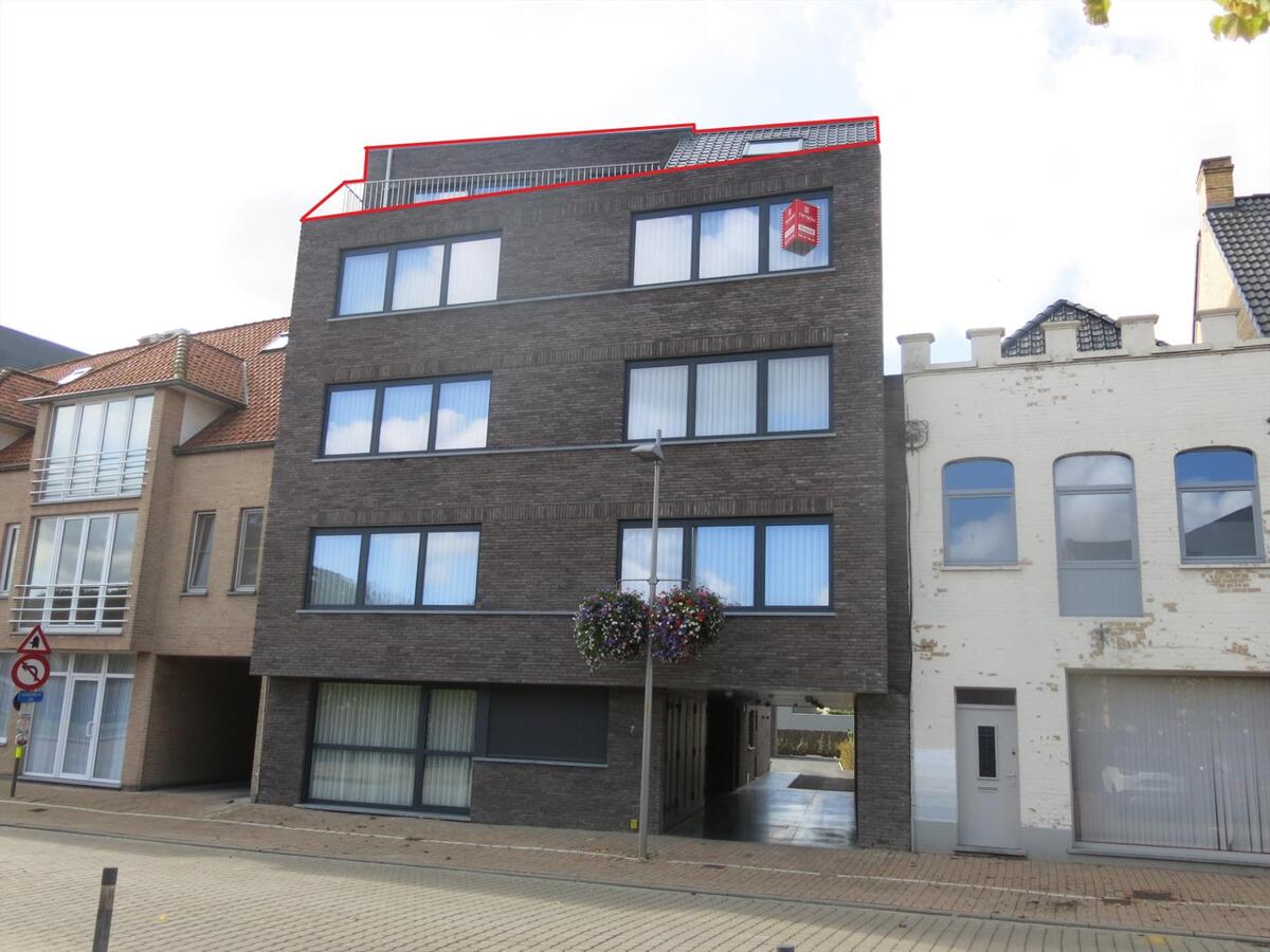 Ruim dakappartement met 2 slaapkamers op de Markt in Houthulst 