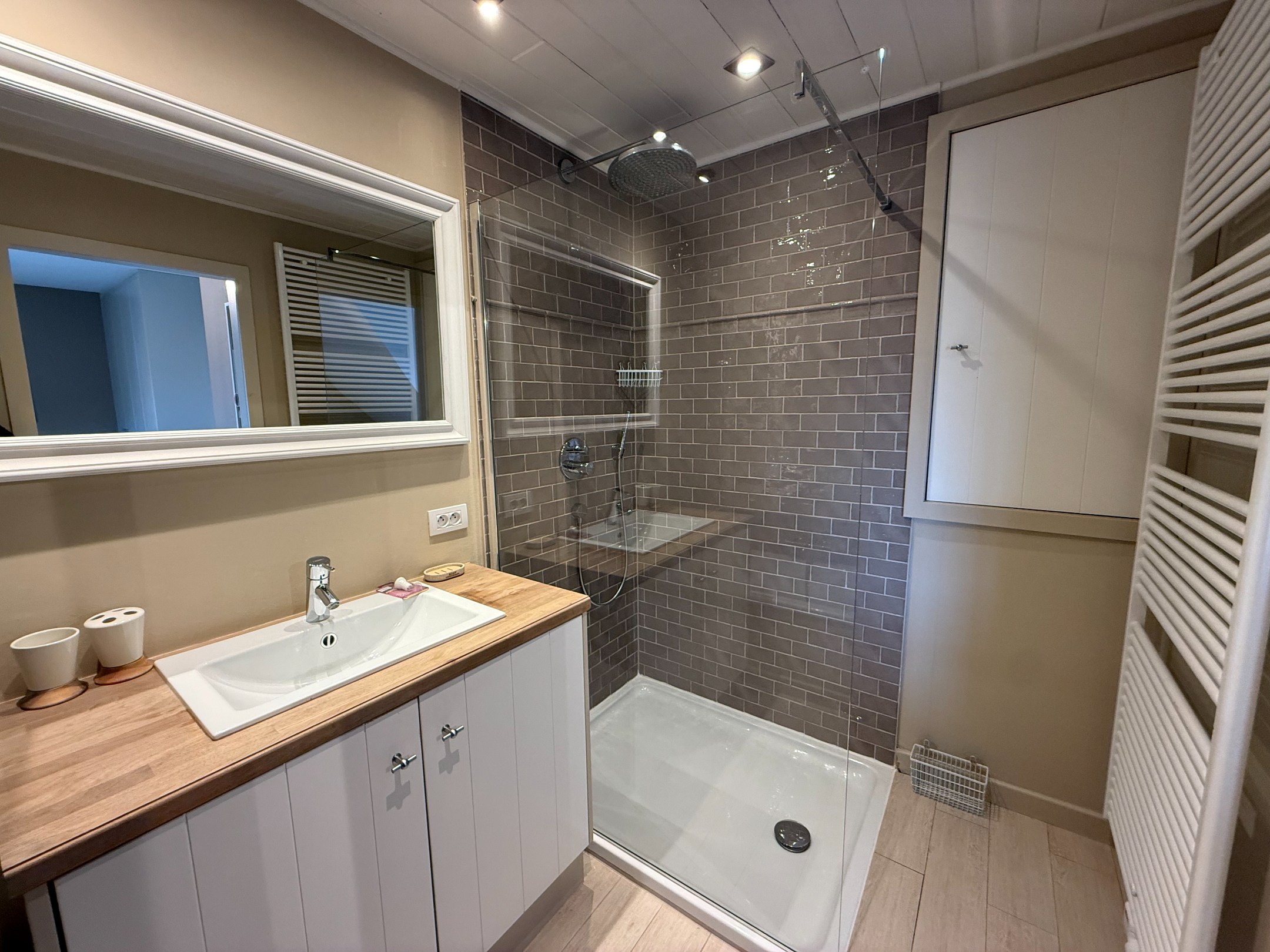 Meublé - Appartement en duplex avec trois chambres et de grandes terrasses situé au centre de Knokke. 