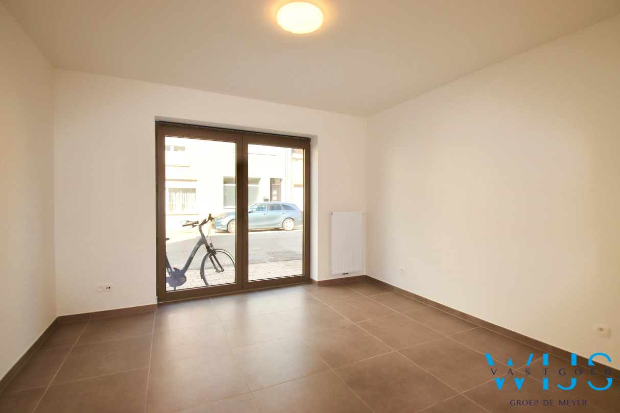 Instapklaar GELIJKVLOERSAPP. met tuin &amp; garage te Zelzate ! 