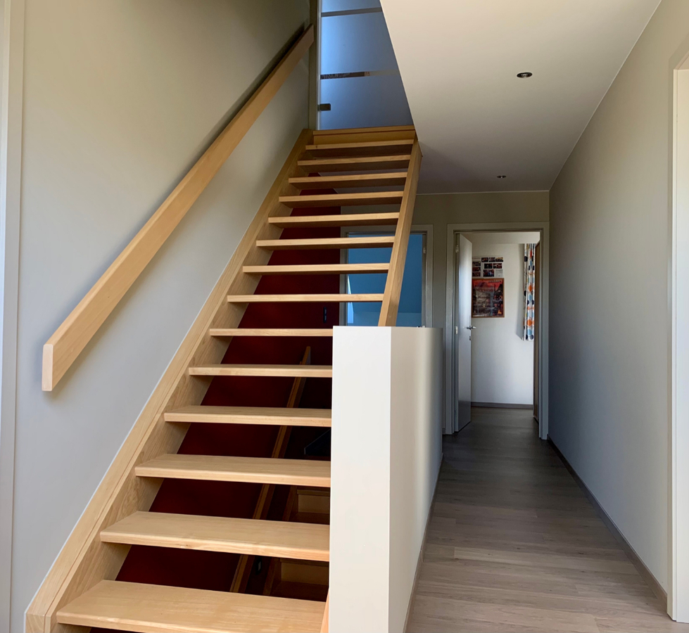 Ruime, eigentijdse Half Open Bebouwing. 