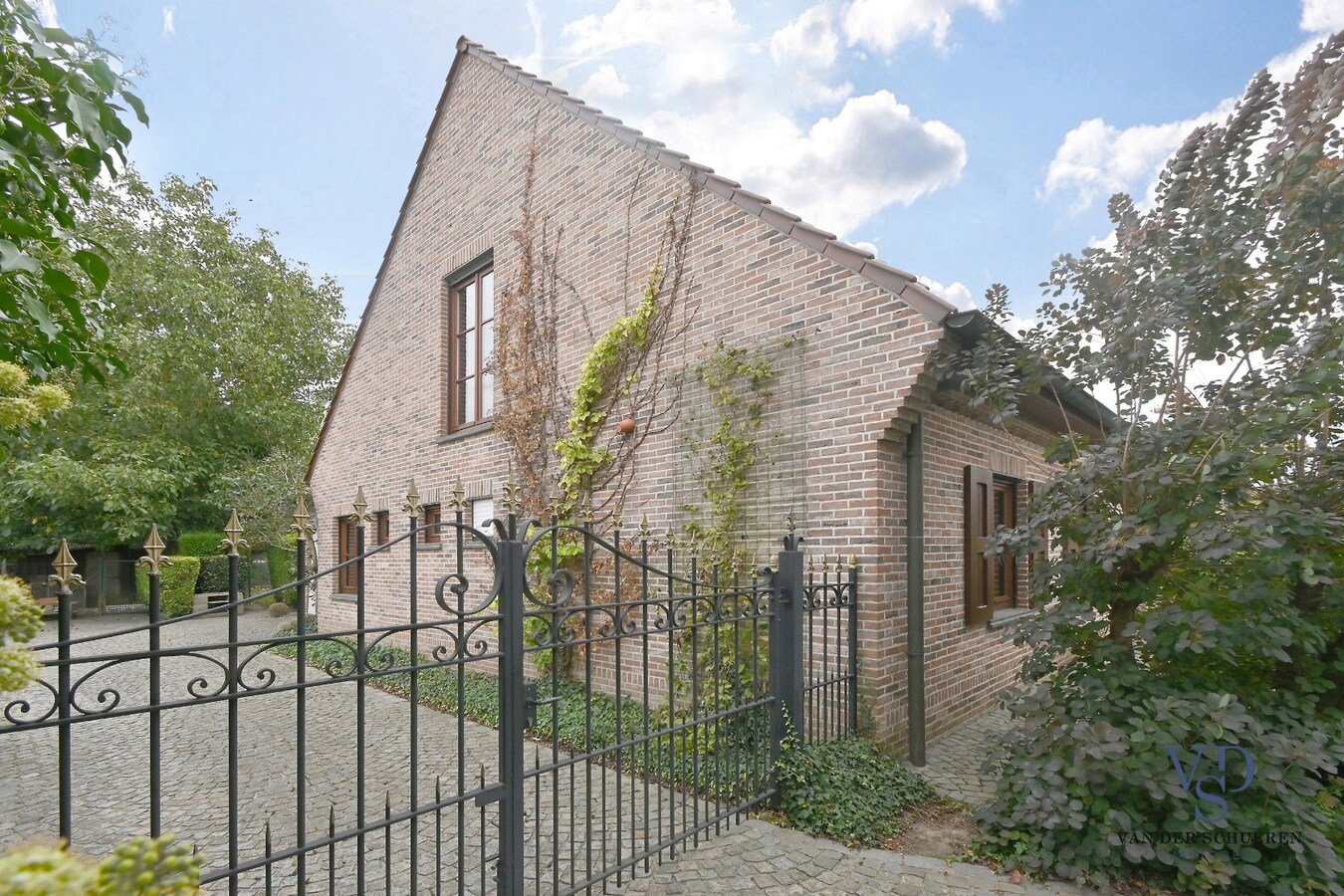 Bijzonder degelijke en ruime villa in doodlopende straat 