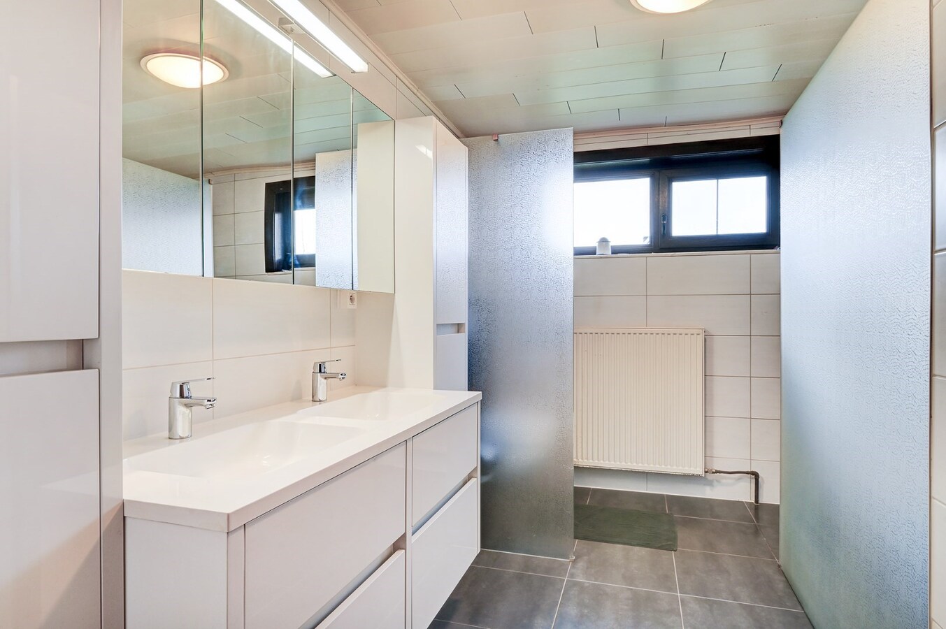 Ruime gelijkvloerse woning met dubbele garage 