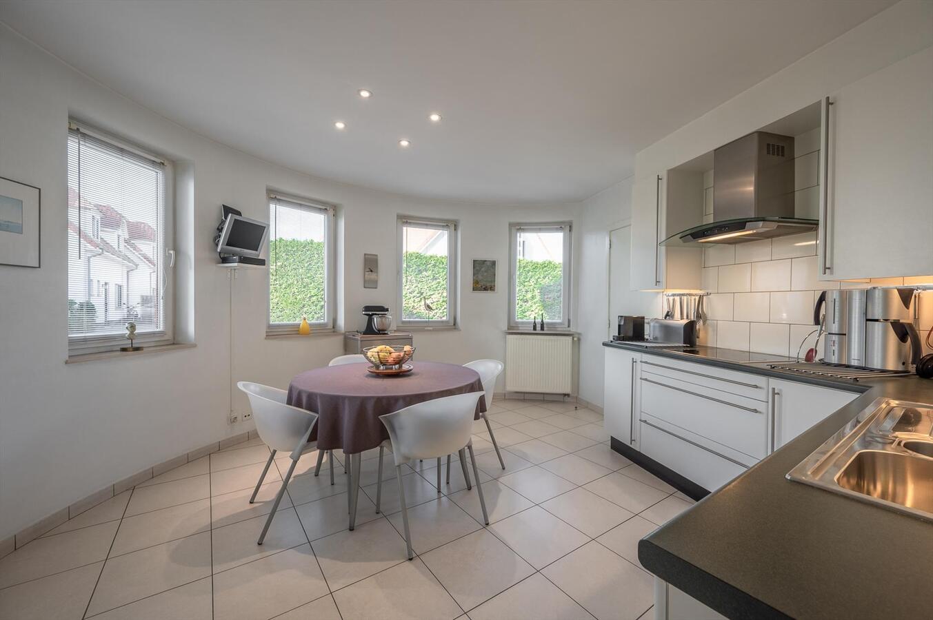 Goed gelegen woning met 4 slaapkamers, tuin &amp; parkeerplaats te Duinbergen 