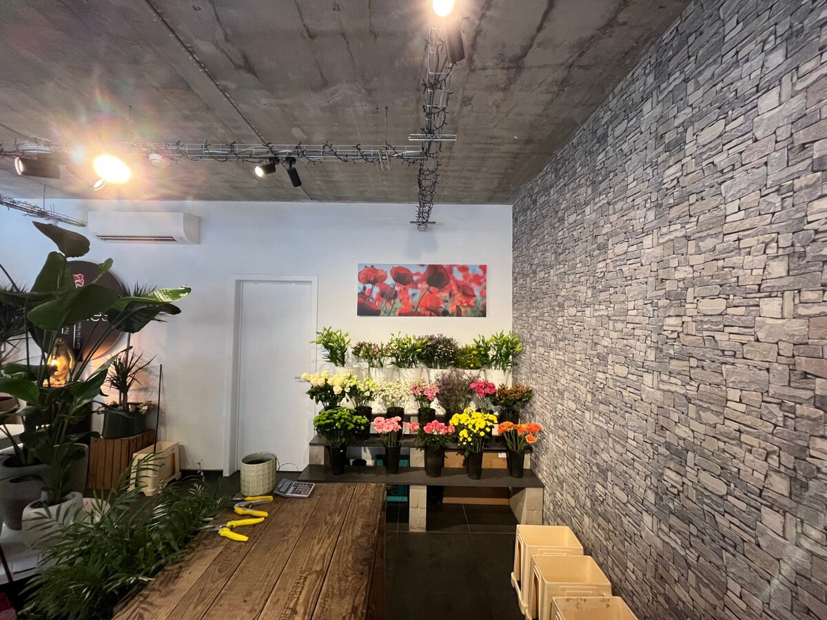 Gelijkvloers handelspand (winkel of kantoor). 