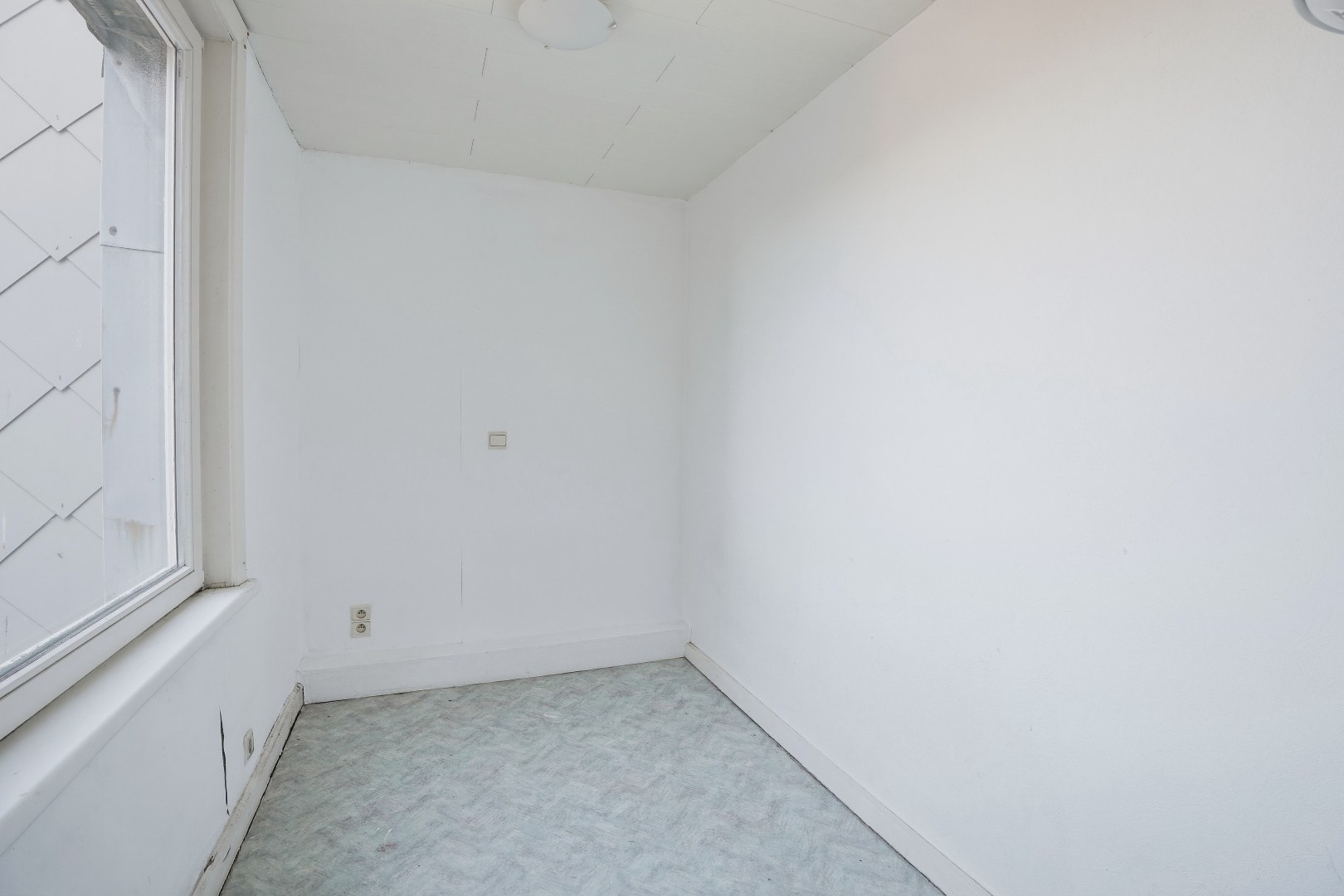 Goed gelegen gebouw op 117m² te De Panne bestaande uit een handelsruimte en woonst. 