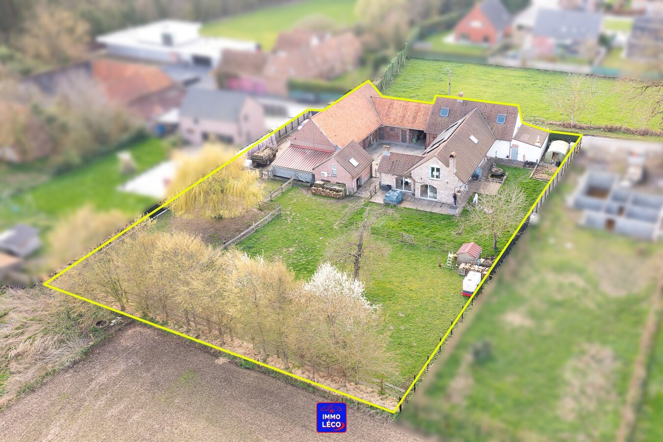 Ensemble immobilier érigé sur 2448m² (Corps de ferme, profession libérale, SPA Airbnb) 