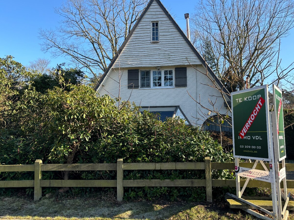 Karaktervolle villa op een perceel van  1.779 m² te Schilde op wandelafstand van het centrum 