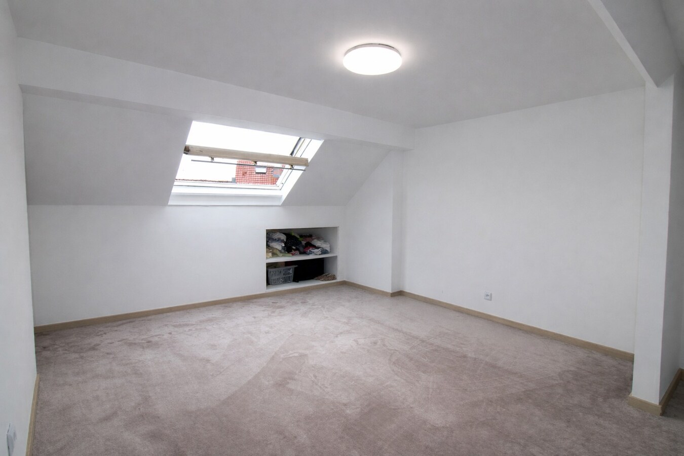 Centraal gelegen woning met drie slaapkamers, tuin én inpandige garage te koop in Sint-Niklaas! 