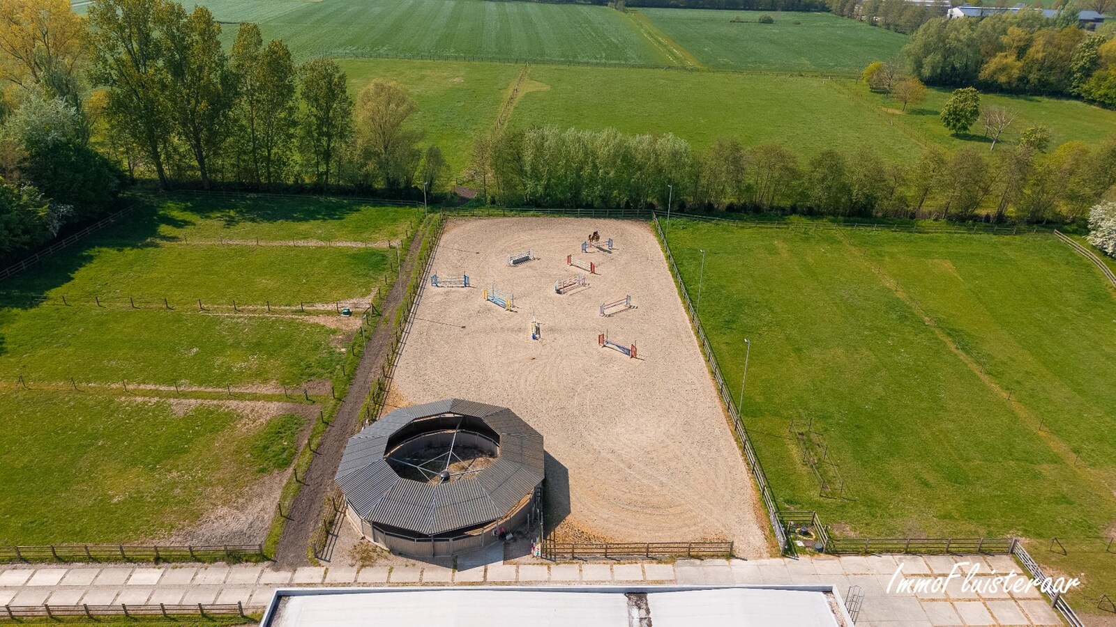 Exclusieve villa met professionele hippische accommodatie op ca. 14,5 ha (mogelijkheid tot aankoop extra gronden) te Astene (Deinze) 