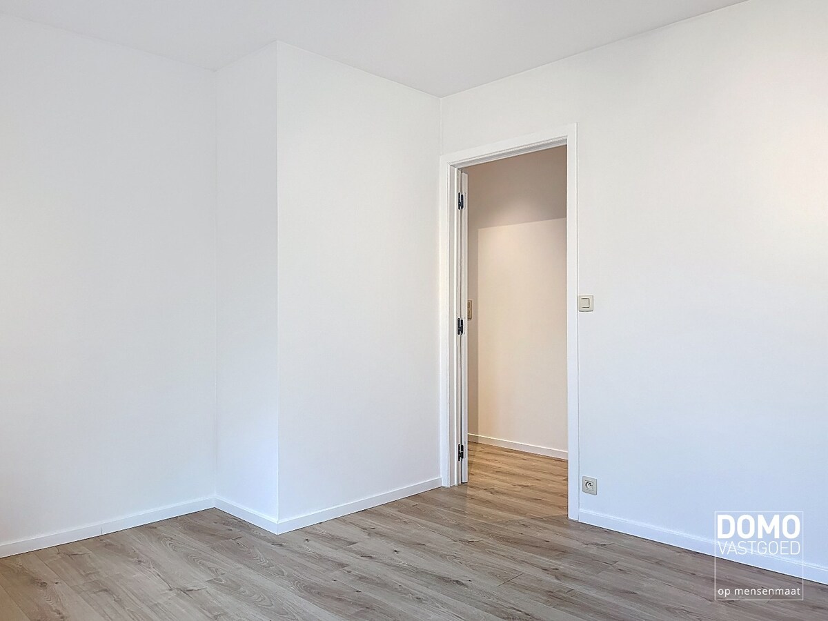 VOLLEDIG GERENOVEERDE WONING MET 3 SLAAPKAMERS EN ZUIDGERICHTE TUIN 