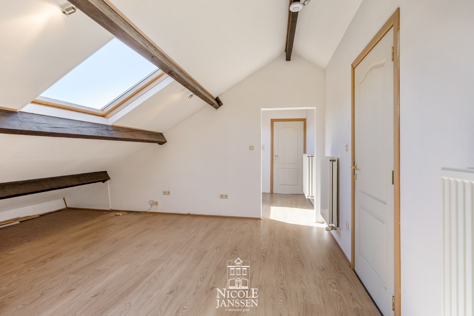Op de verdieping kan u nog twee slaapkamers terugvinden