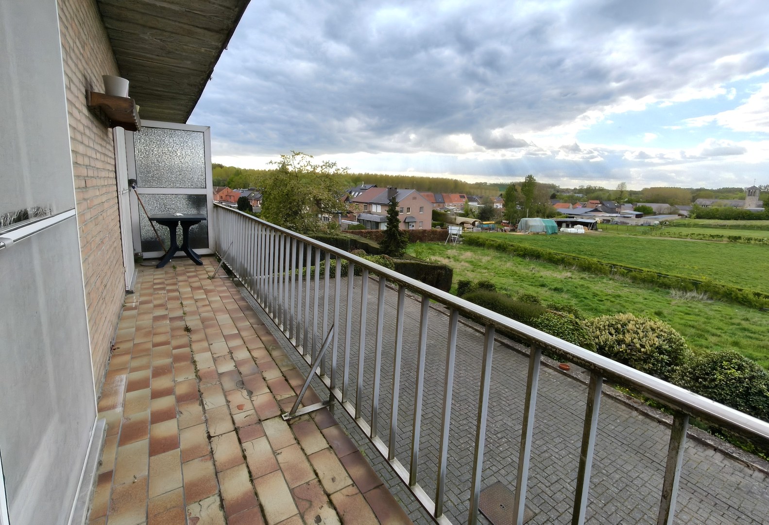 GELIJKVLOERS APPARTEMENT MET GARAGE 