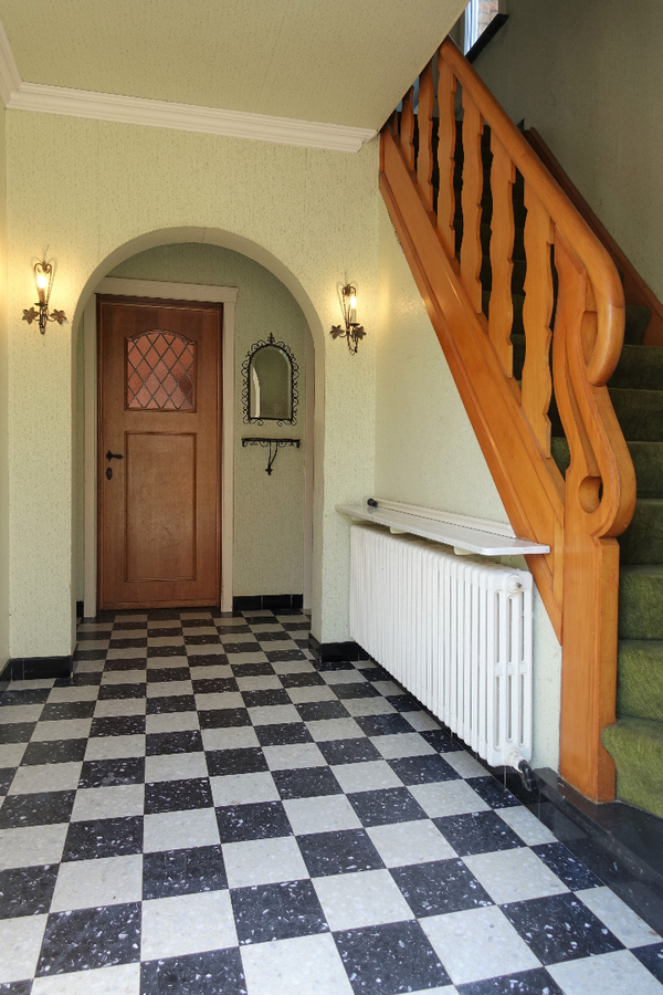 Half-open woning met garage/loods op uitstekende ligging 