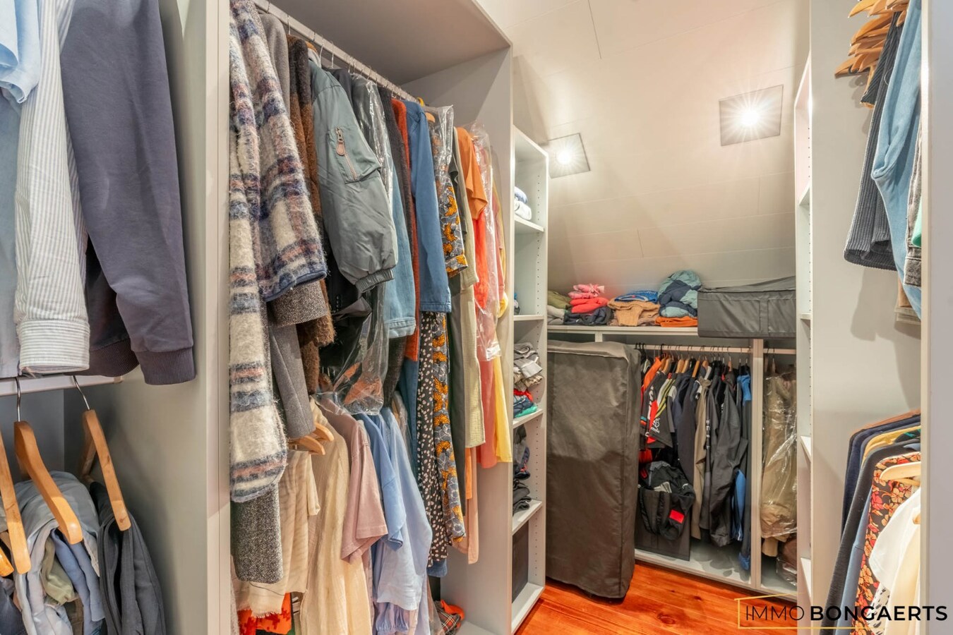 Ruime woning met garage, tuin en drie slaapkamers 