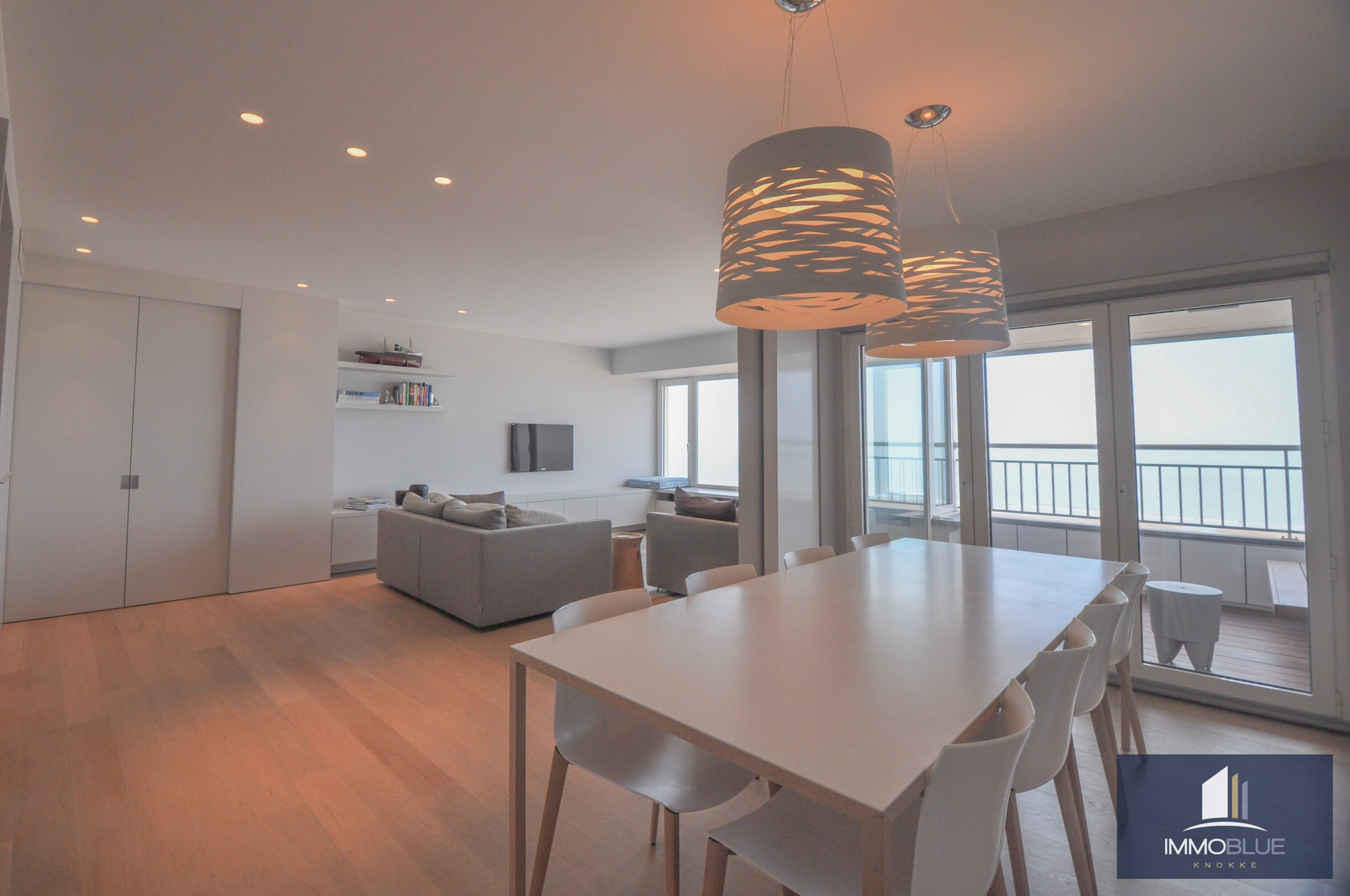 L’appartement bénéficie d’une double orientation, avec une vue frontale sur la mer à l’avant et une vue dégagée sur l’arrière-pays à l’arrière. 