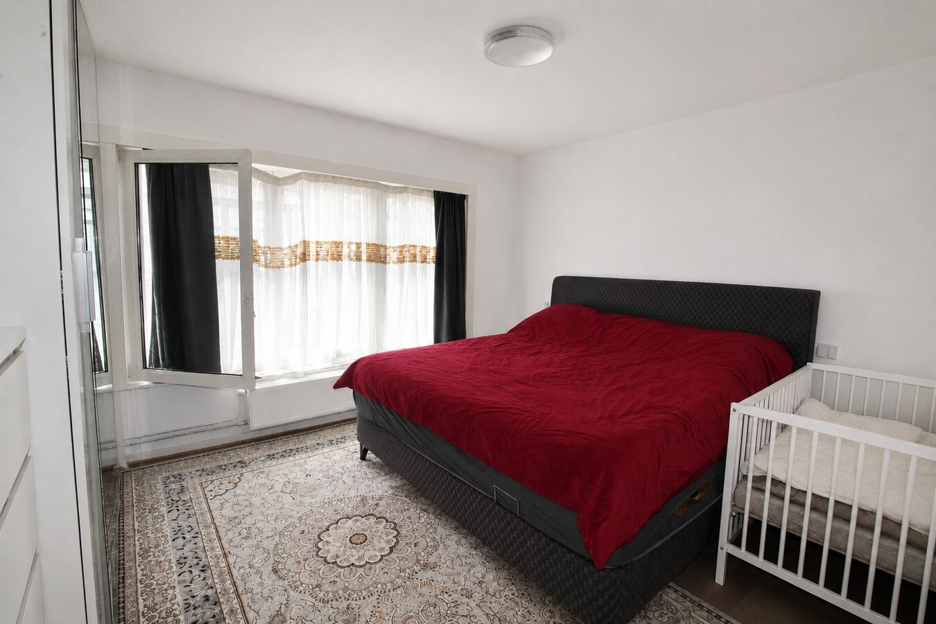 Te koop: uitzonderlijk ruime woning op centrale ligging met 6 slaapkamers, 3 badkamers én stadstuin! 